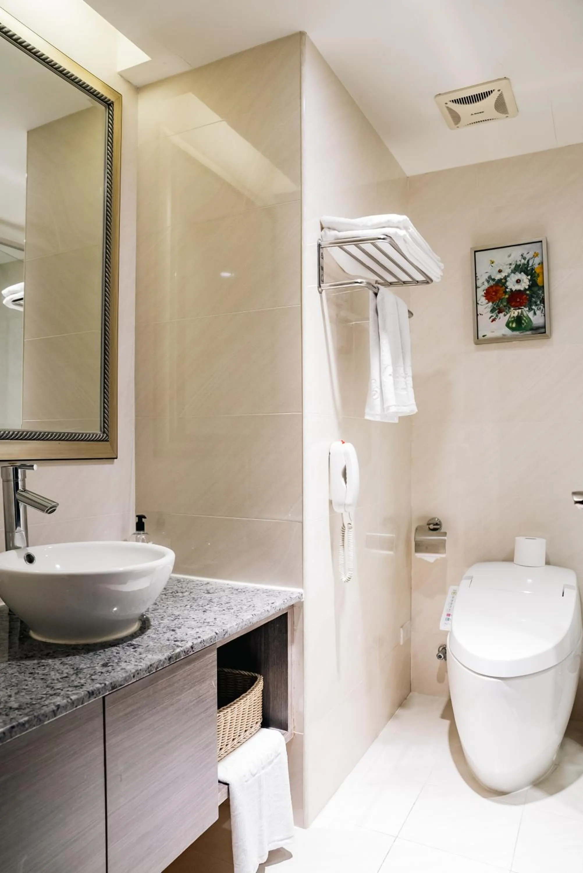 Toilet in Arsma Hotel