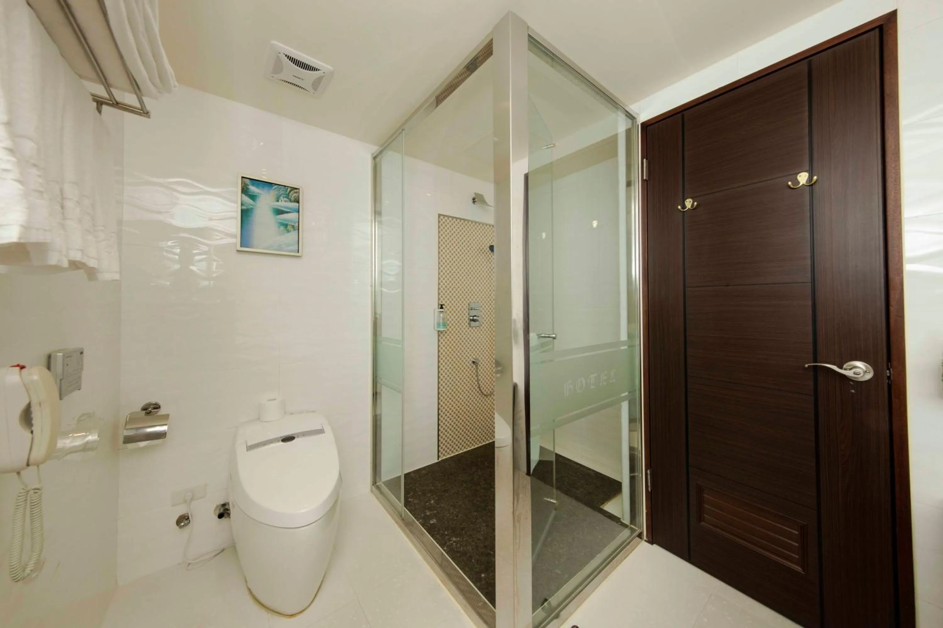 Toilet in Arsma Hotel