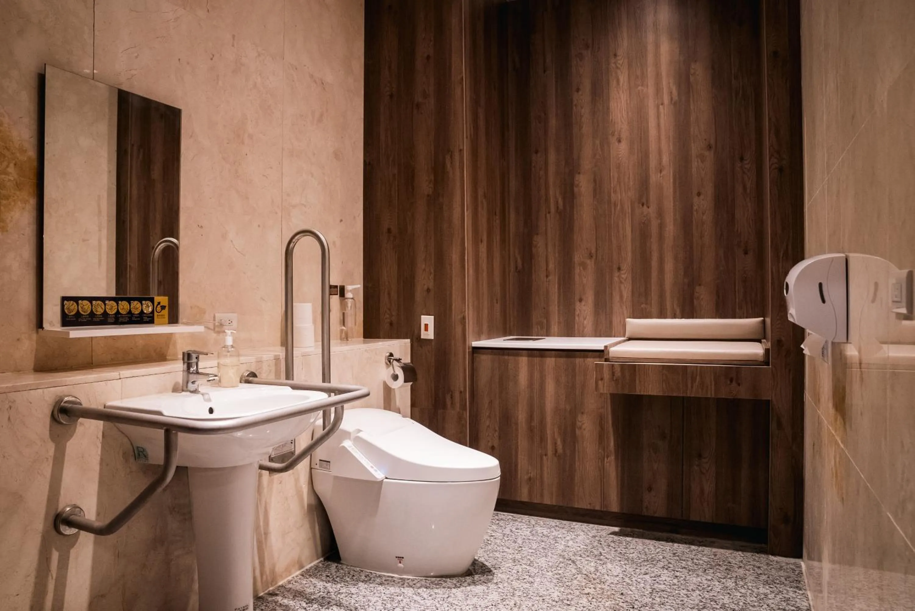 Toilet in Arsma Hotel