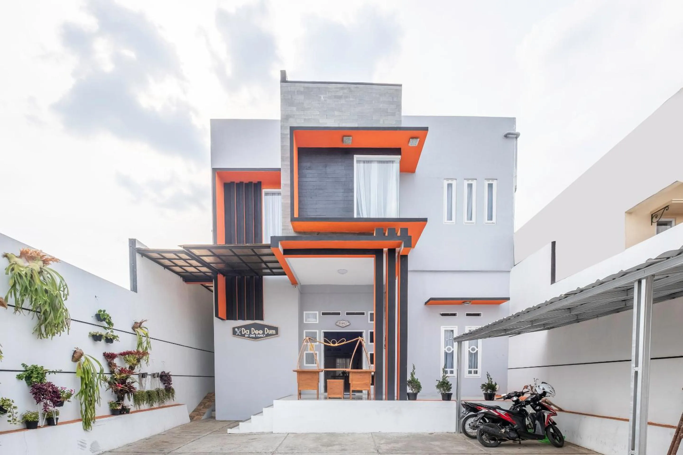Facade/entrance in Urbanview Hotel One Family Maribaya by RedDoorz