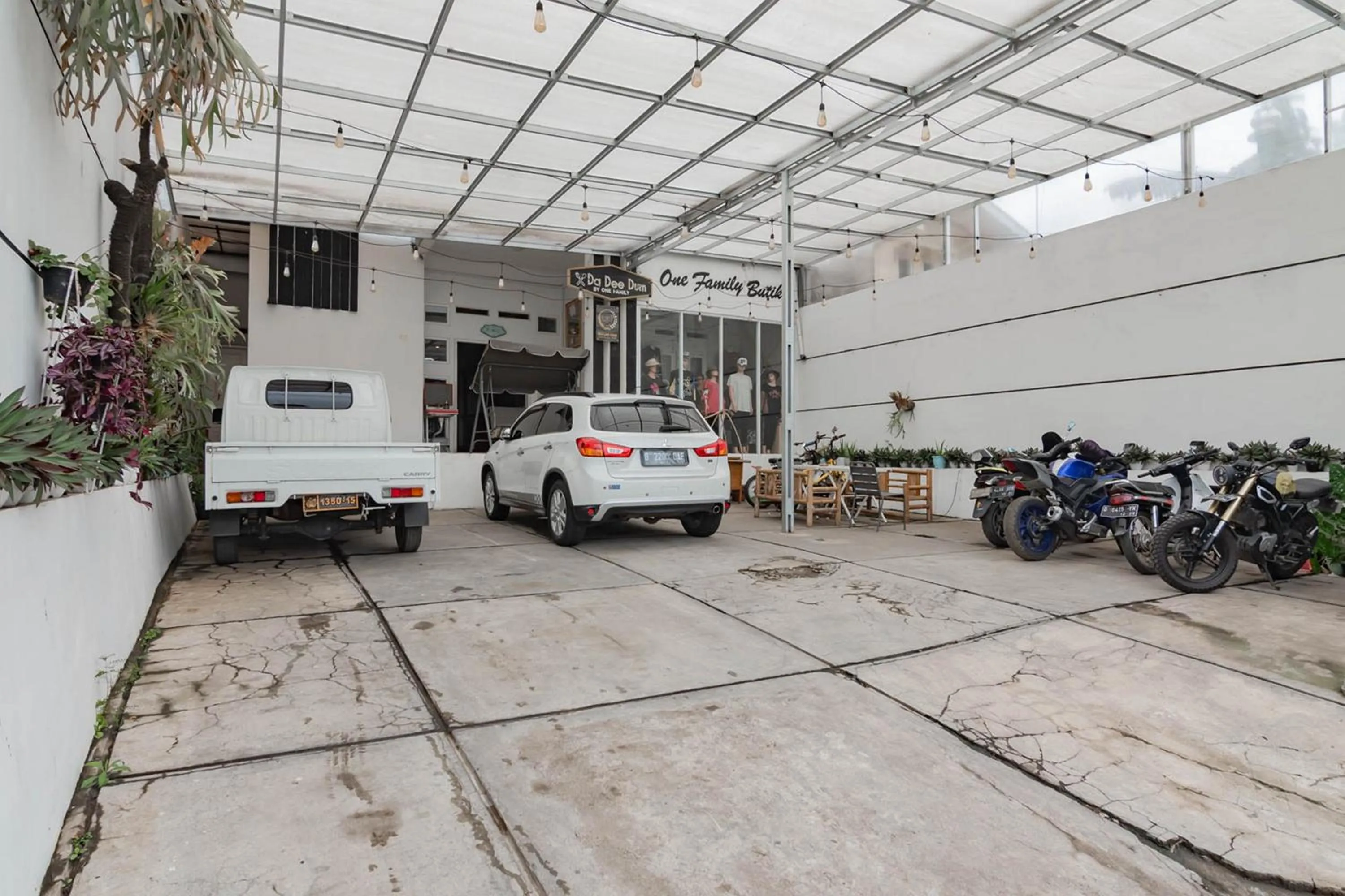 Parking in Urbanview Hotel One Family Maribaya by RedDoorz