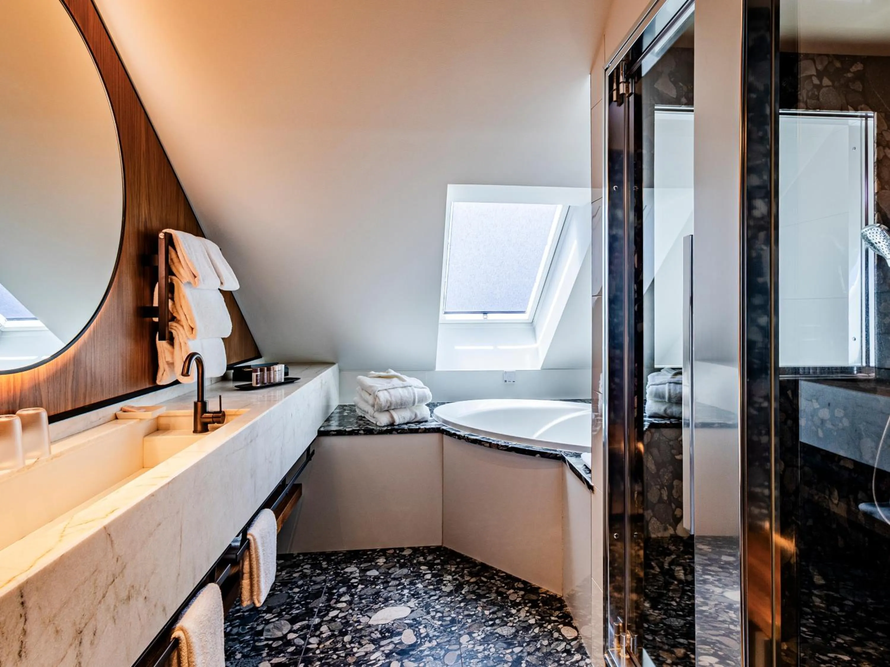 Bathroom, Bed in Grand Hôtel La Cloche Dijon - MGallery Collection