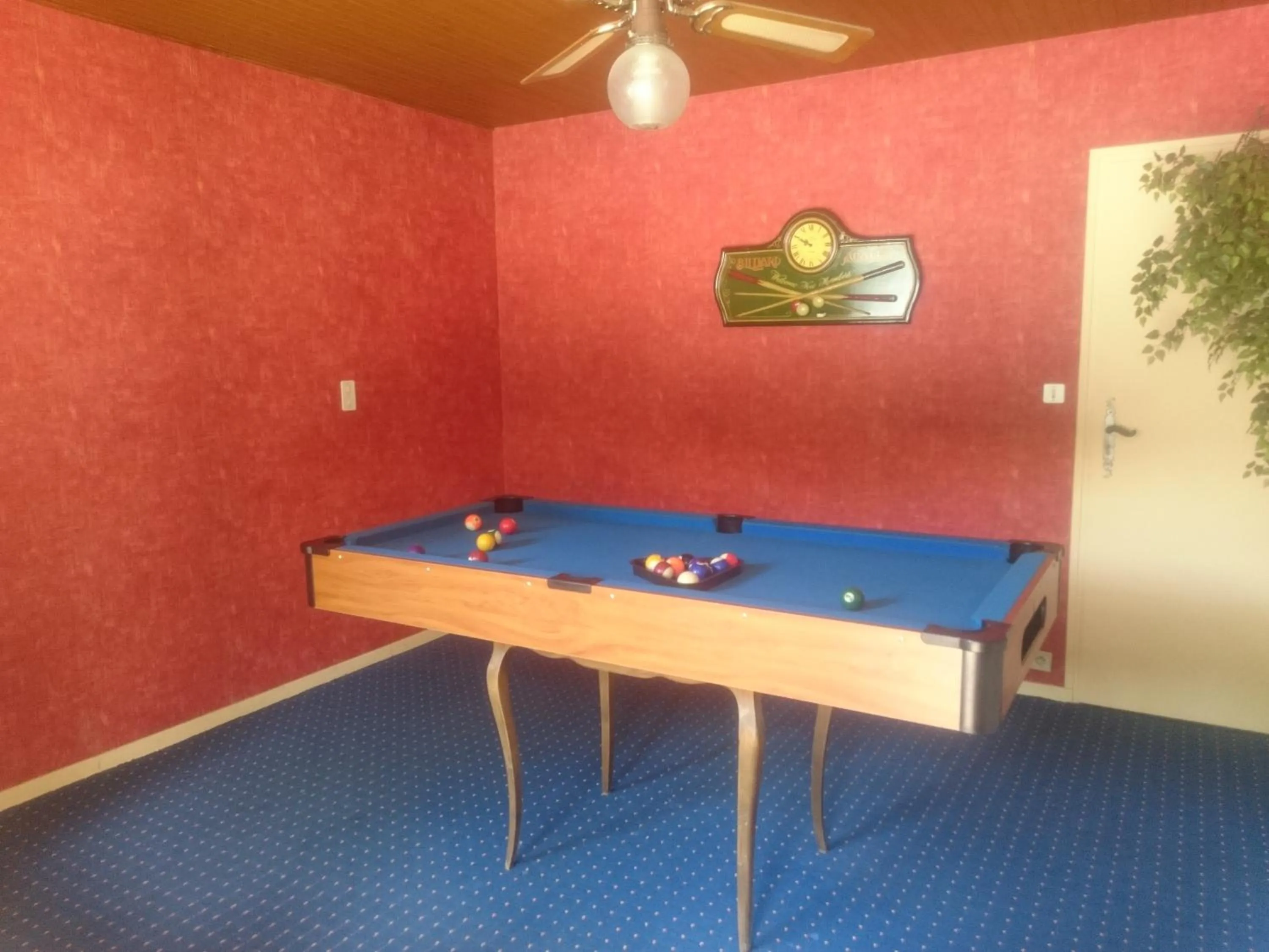 Billiard in Hotel Le Mas Fleuri