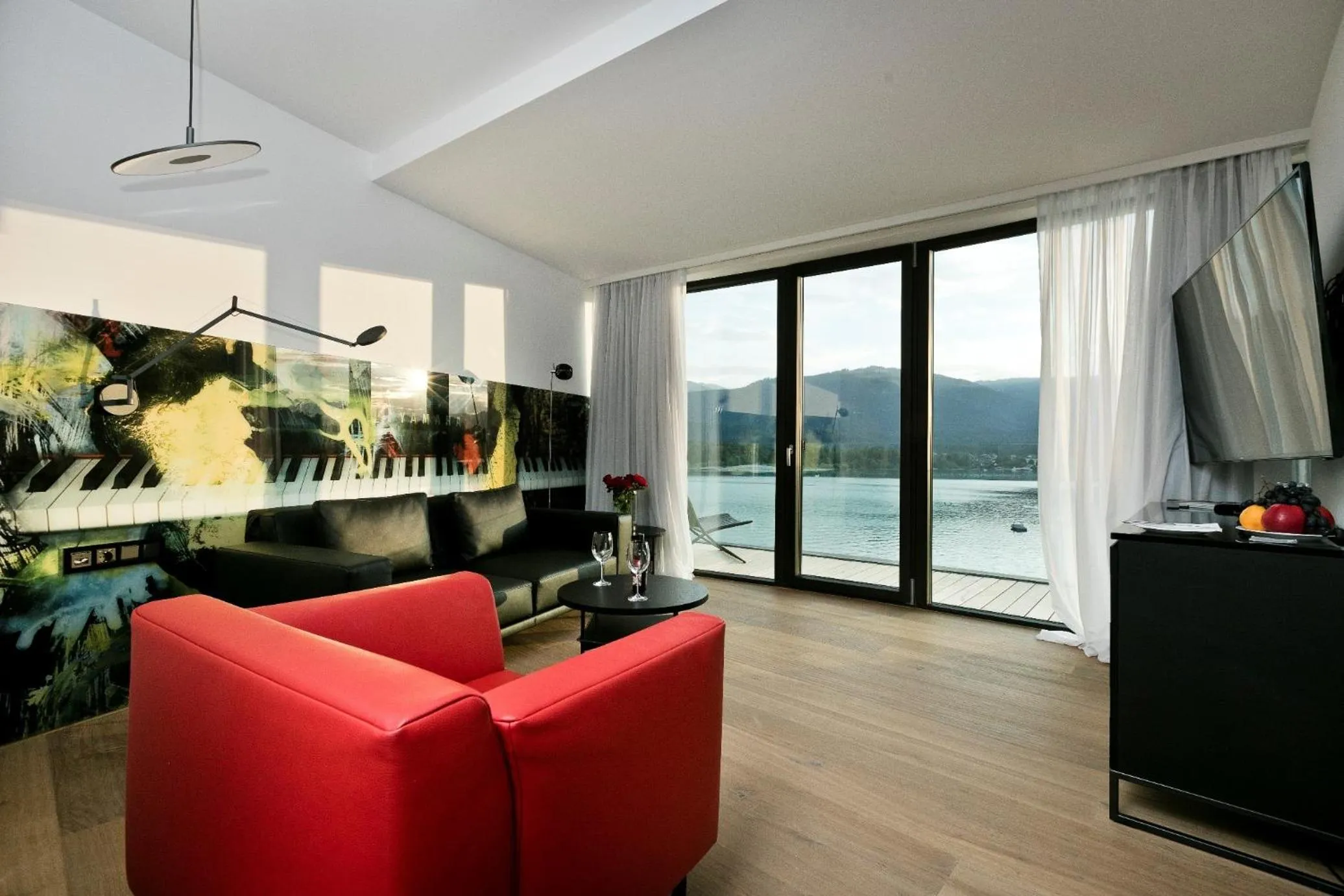 TV and multimedia in Scalaria Sunset Wing