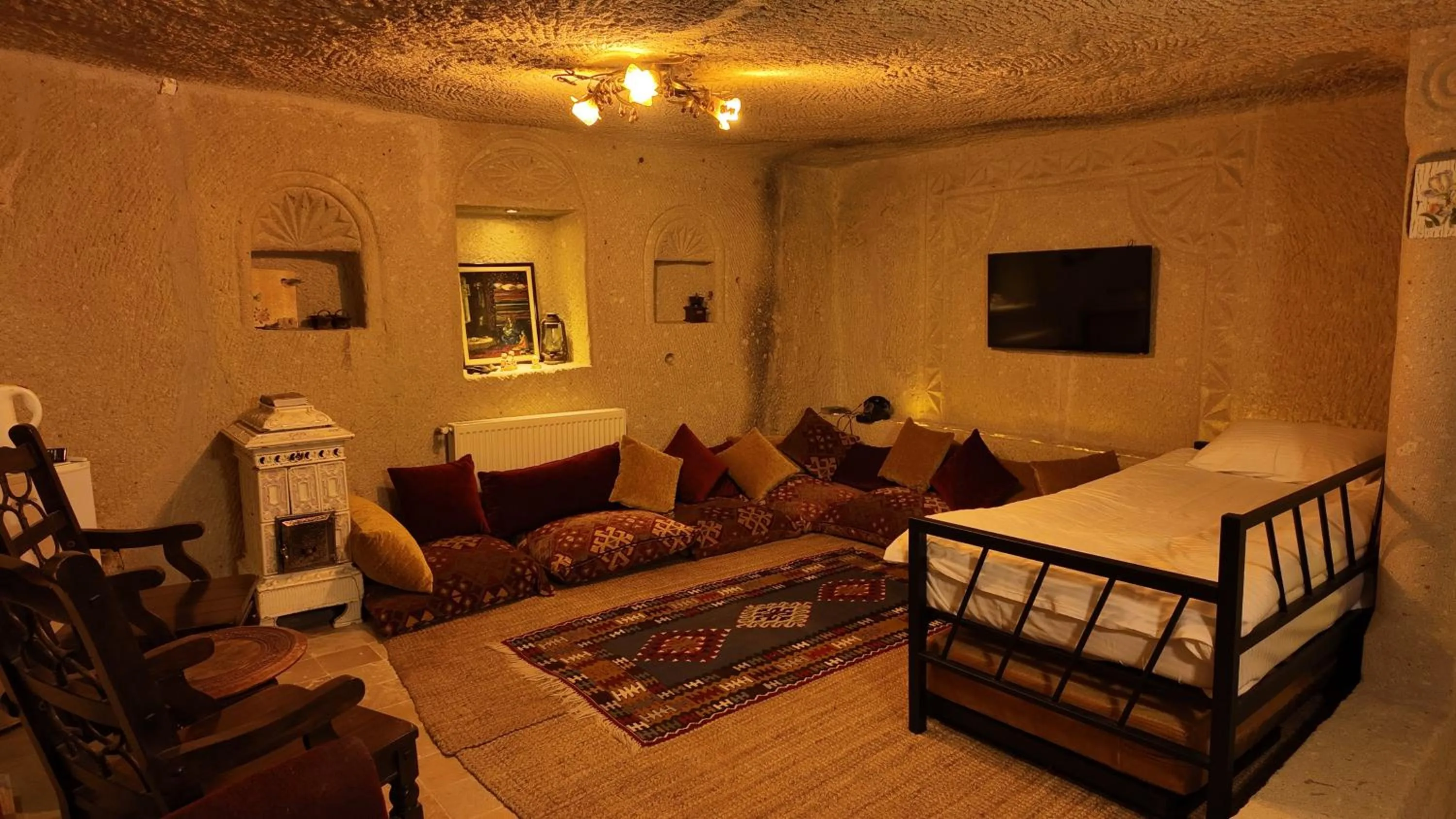 Communal lounge/ TV room, Bed in Iris Cave Cappadocia