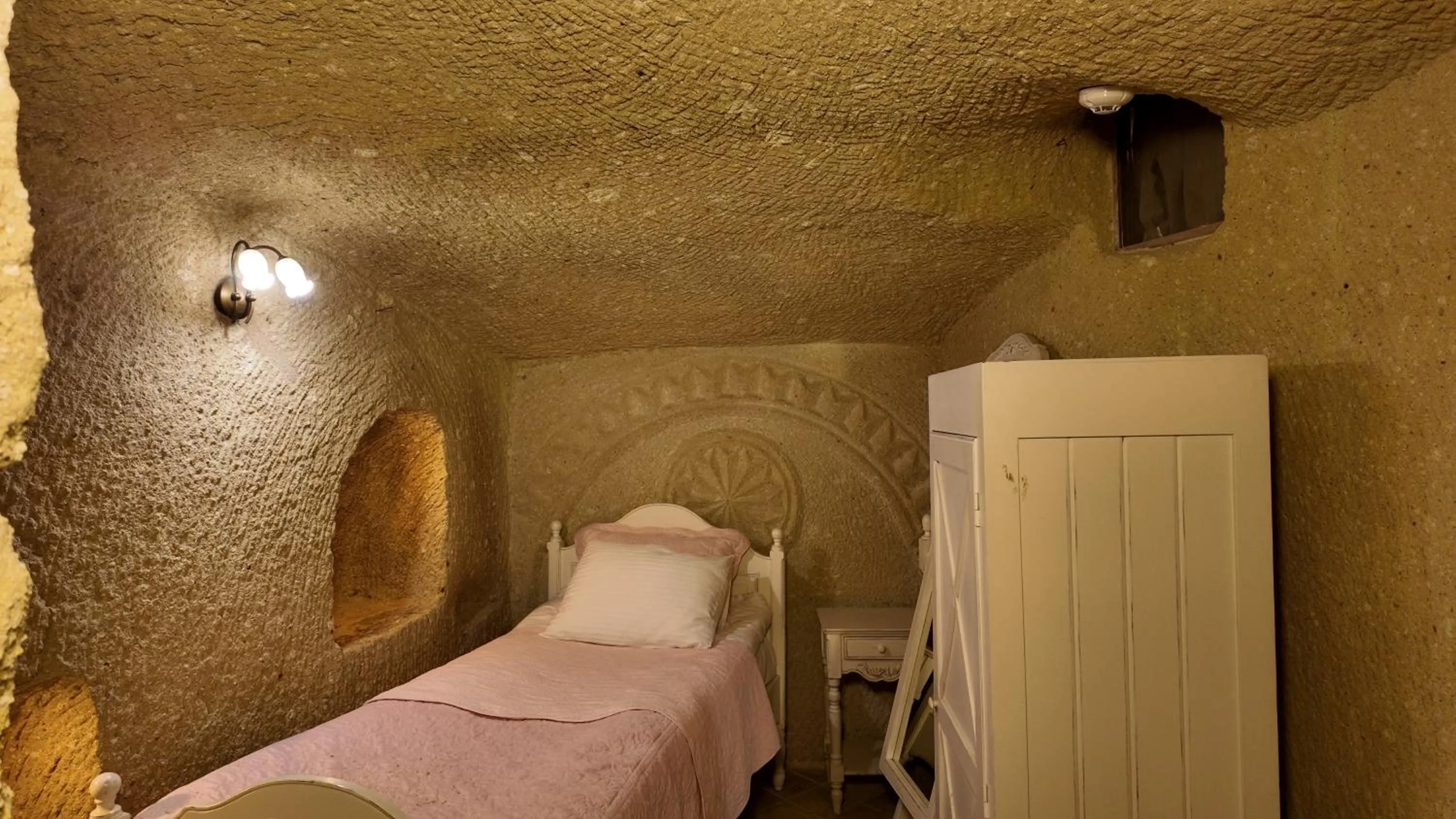 Bedroom, Bed in Iris Cave Cappadocia