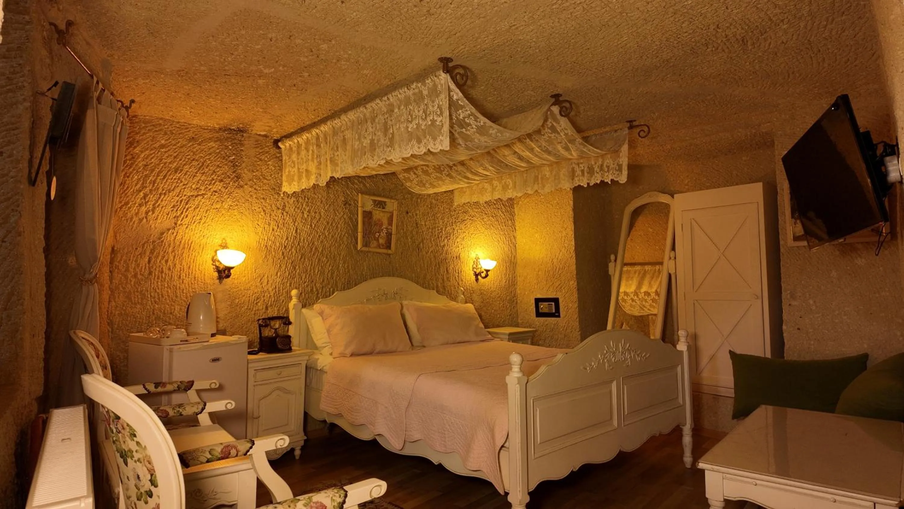 Bedroom, Bed in Iris Cave Cappadocia