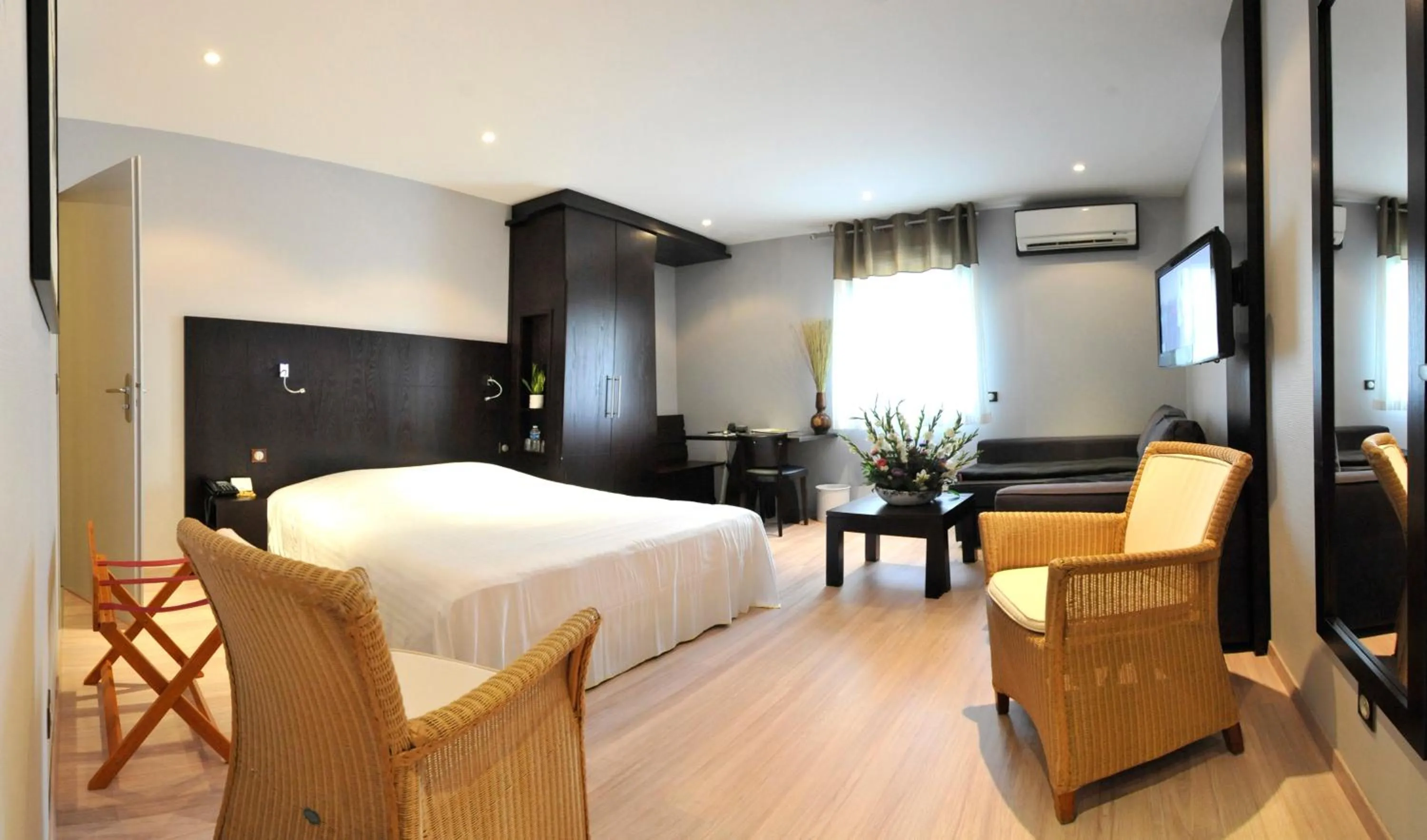 Bedroom, Bed in Logis Cottage Hotel