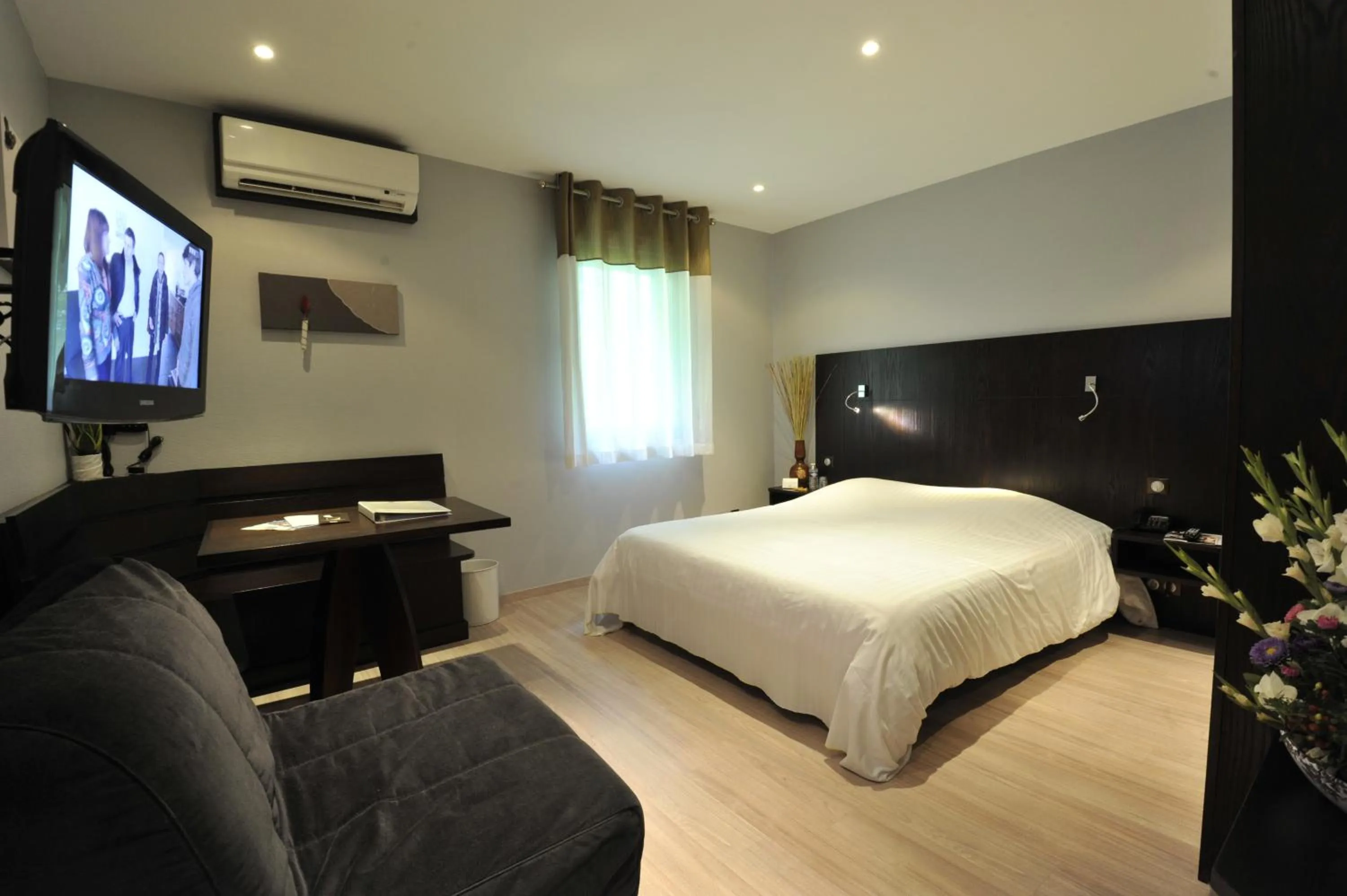 Bedroom, Bed in Logis Cottage Hotel