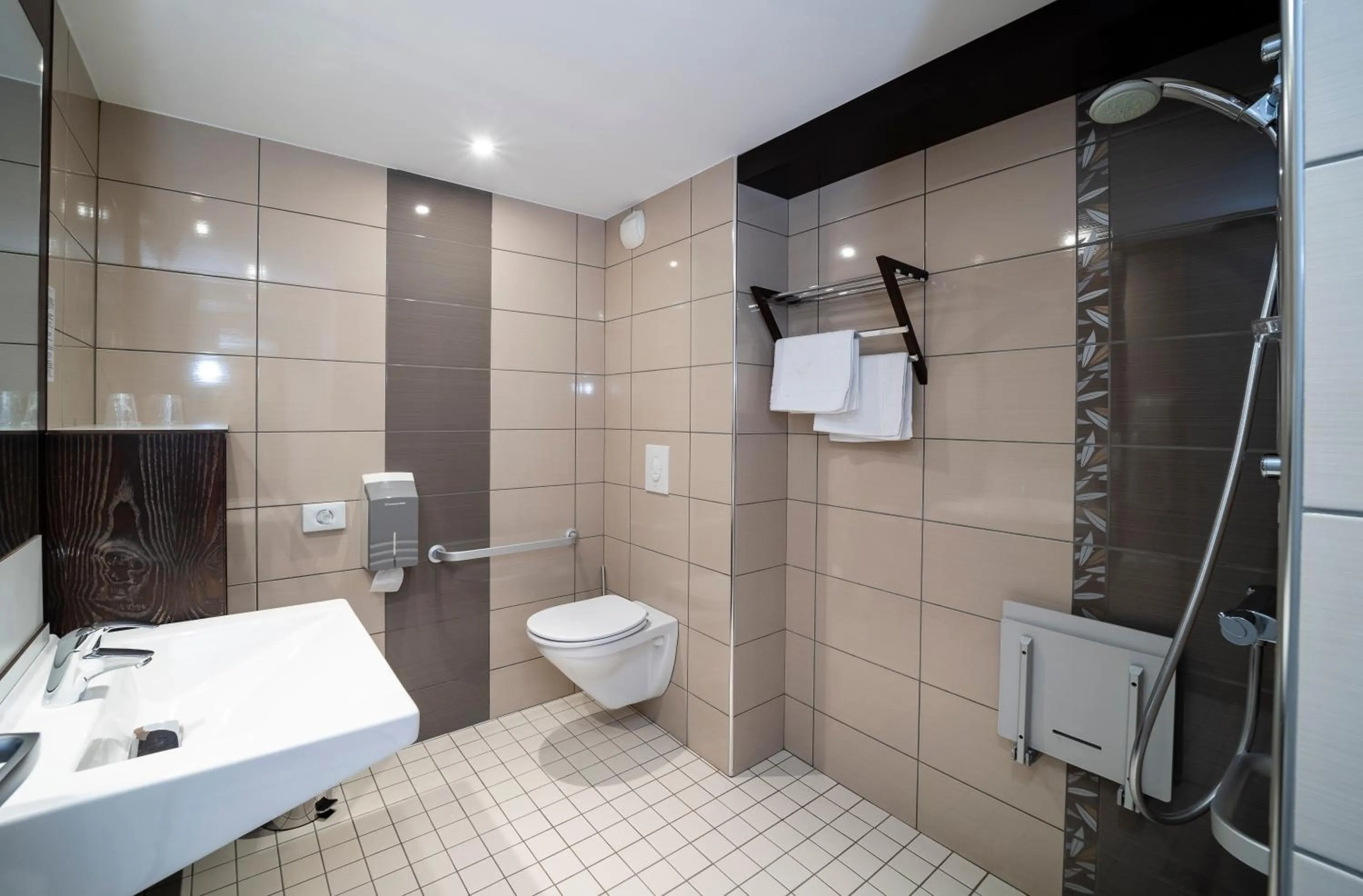 Bedroom in Logis Cottage Hotel