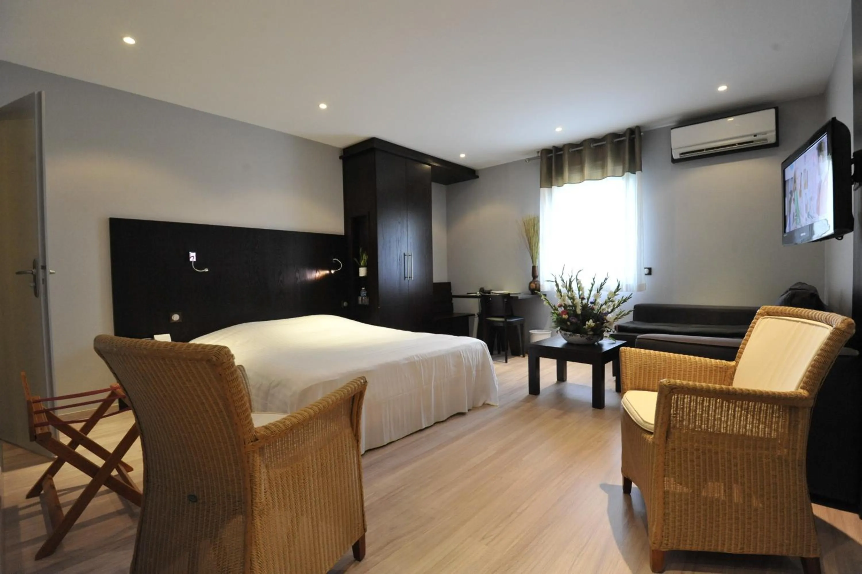 Bedroom, Bed in Logis Cottage Hotel