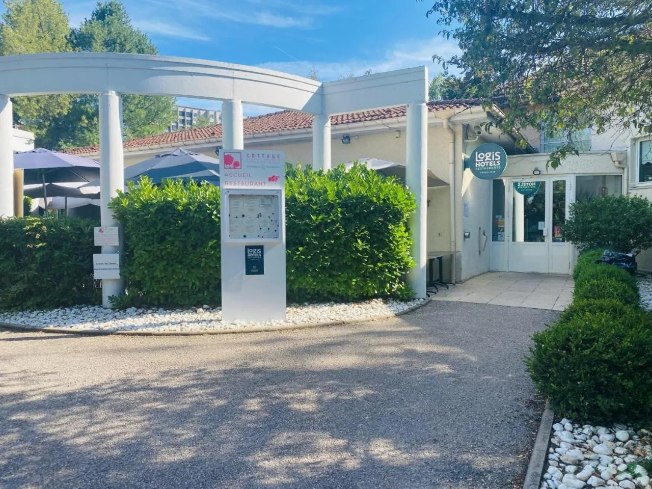 Facade/entrance in Logis Cottage Hotel