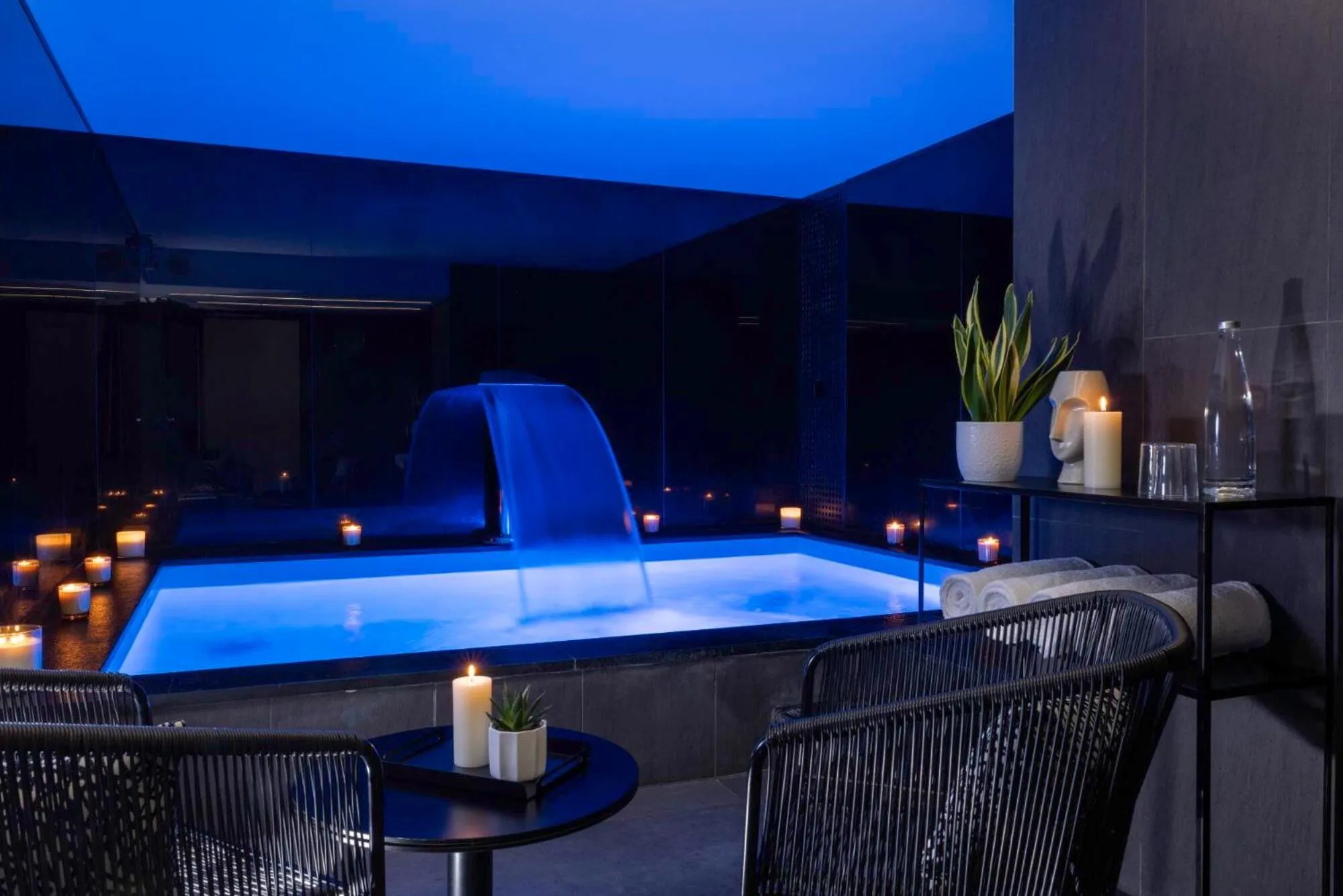 Swimming pool in Hôtel Félicien & Spa