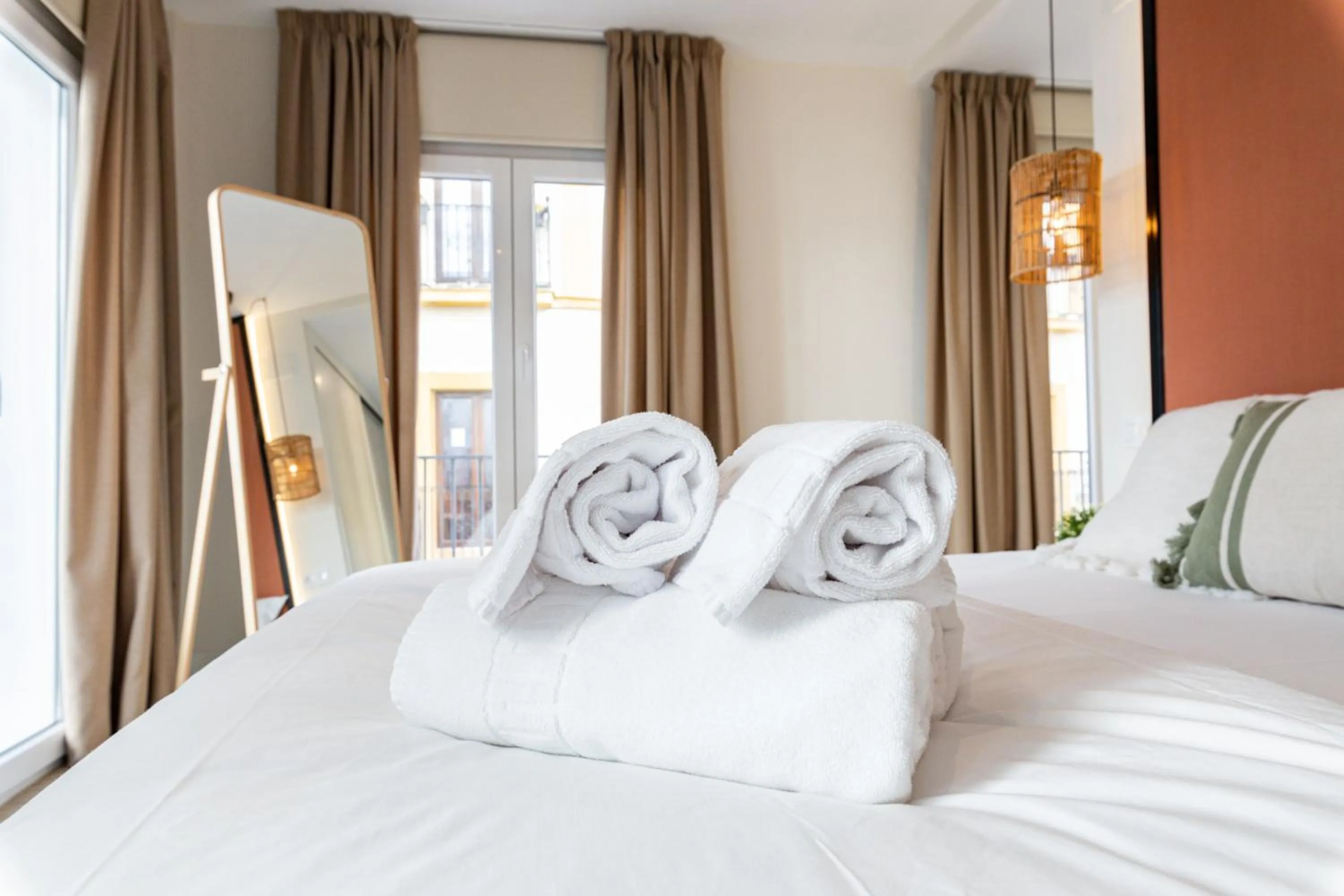 Quiet street view, Bed in Apartamentos Magna Sevilla