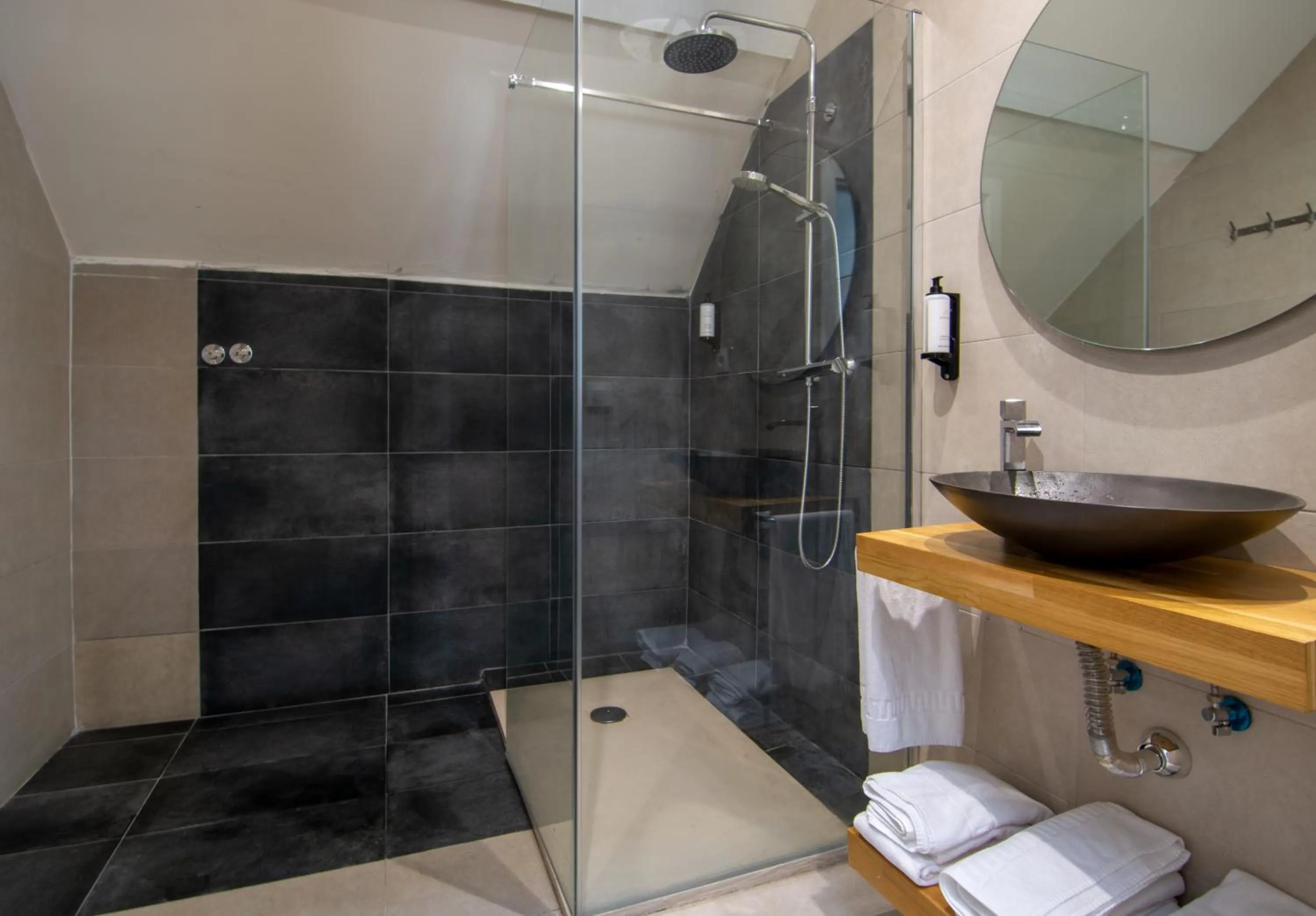 Bathroom in Apartamentos Magna Sevilla