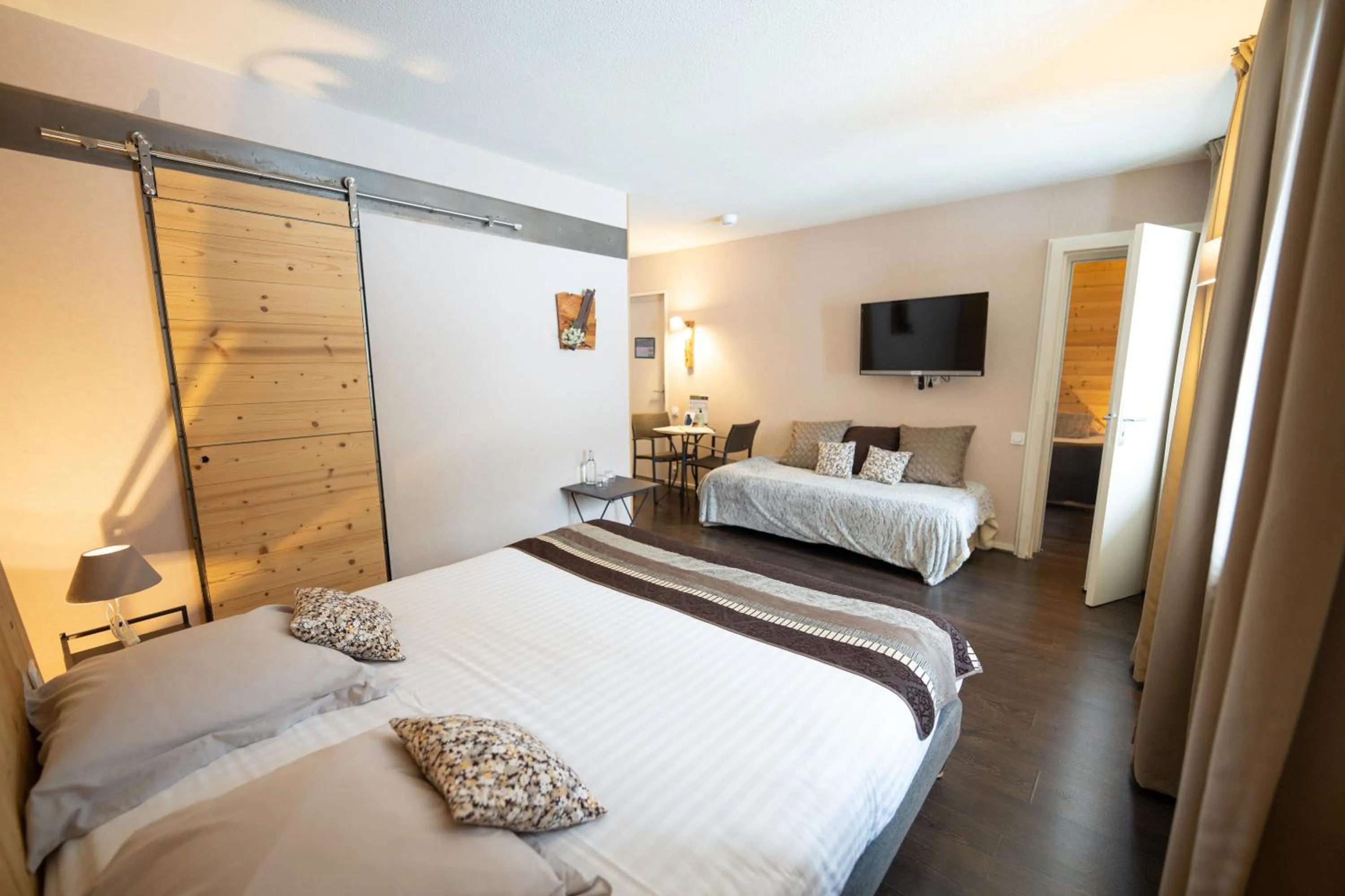 Photo of the whole room, Bed in Hob Fort du Pré