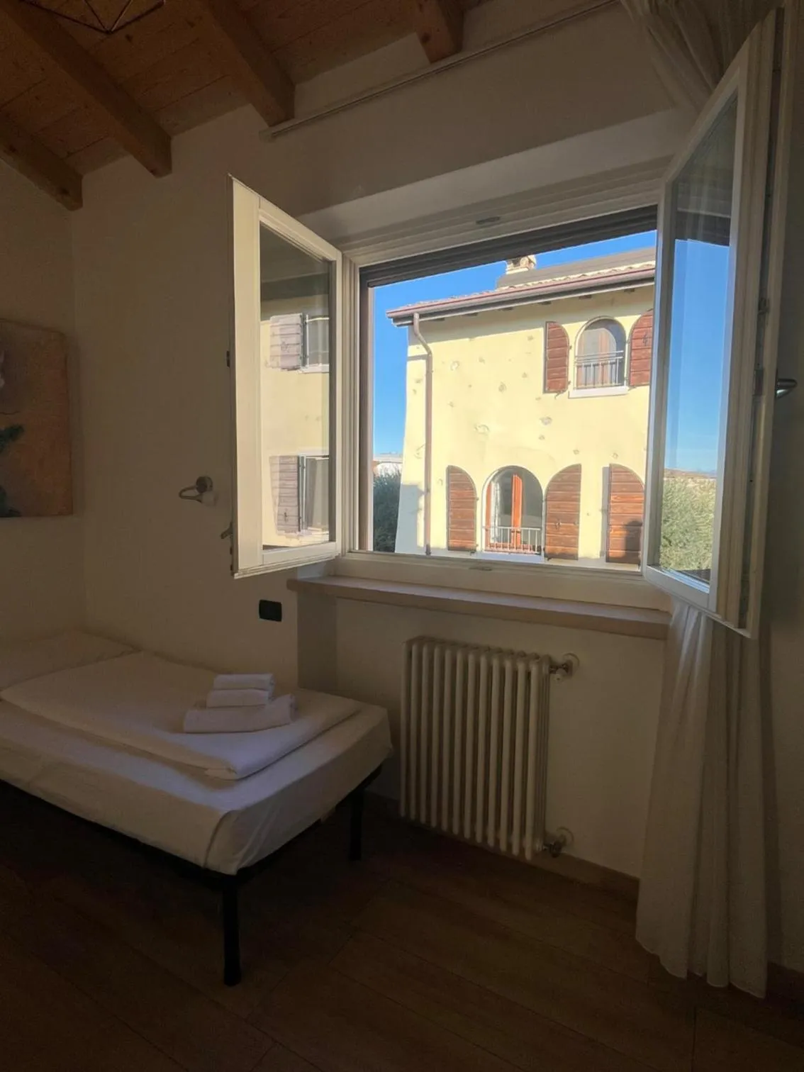 Bed in Apartments Colombara Bardolino