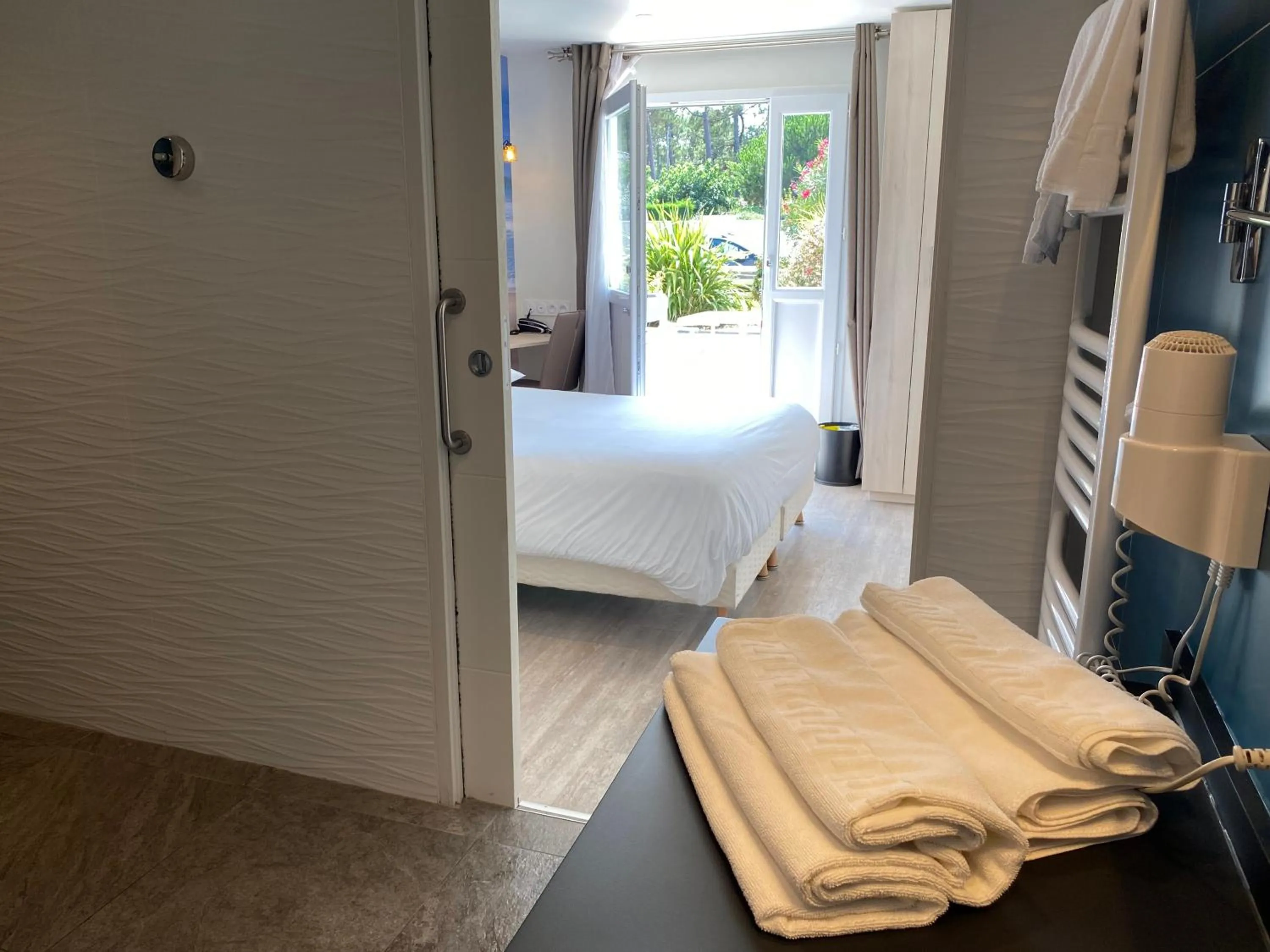 Bed in Les Vagues Hôtel Restaurant