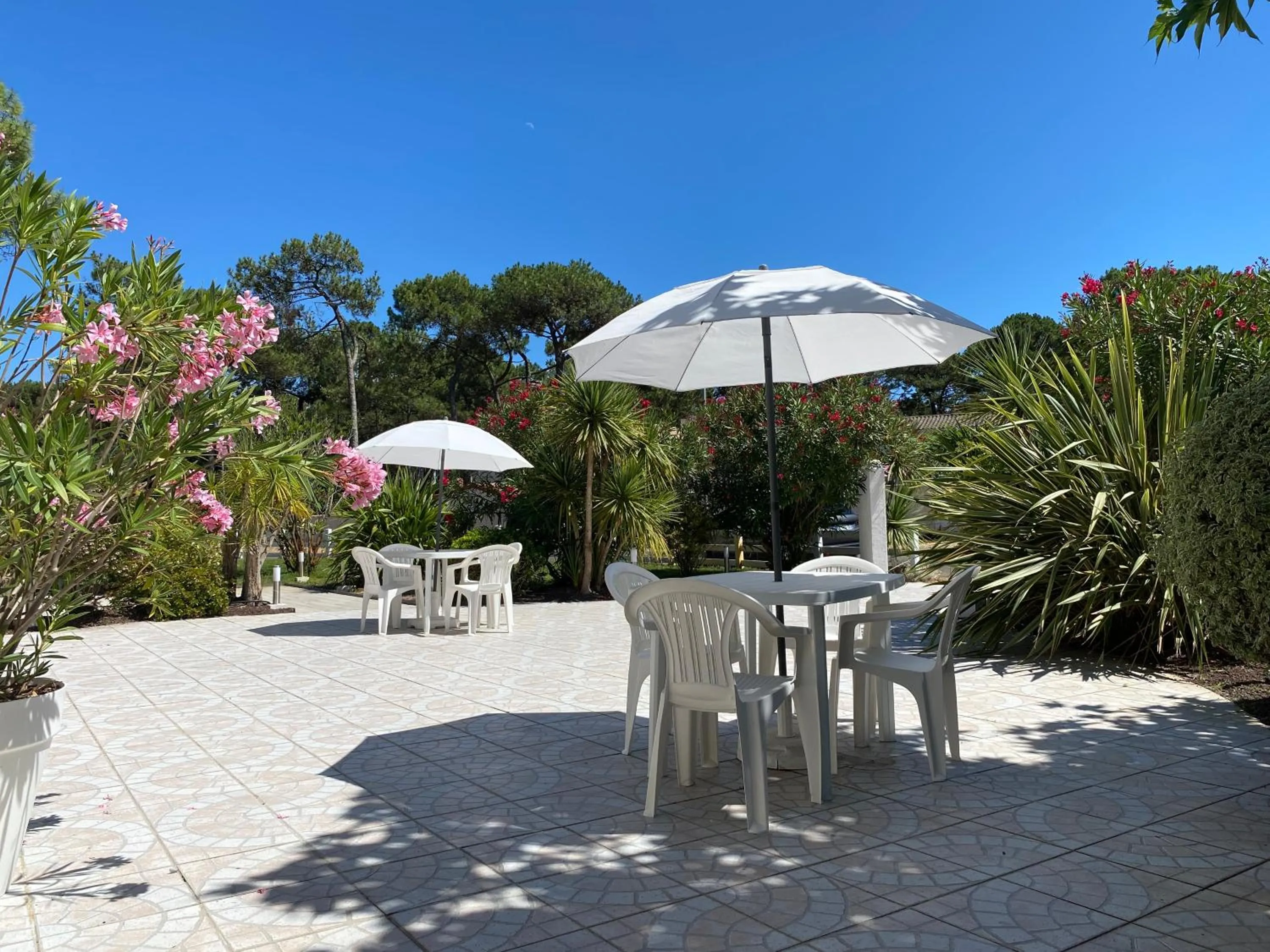 Property building in Les Vagues Hôtel Restaurant