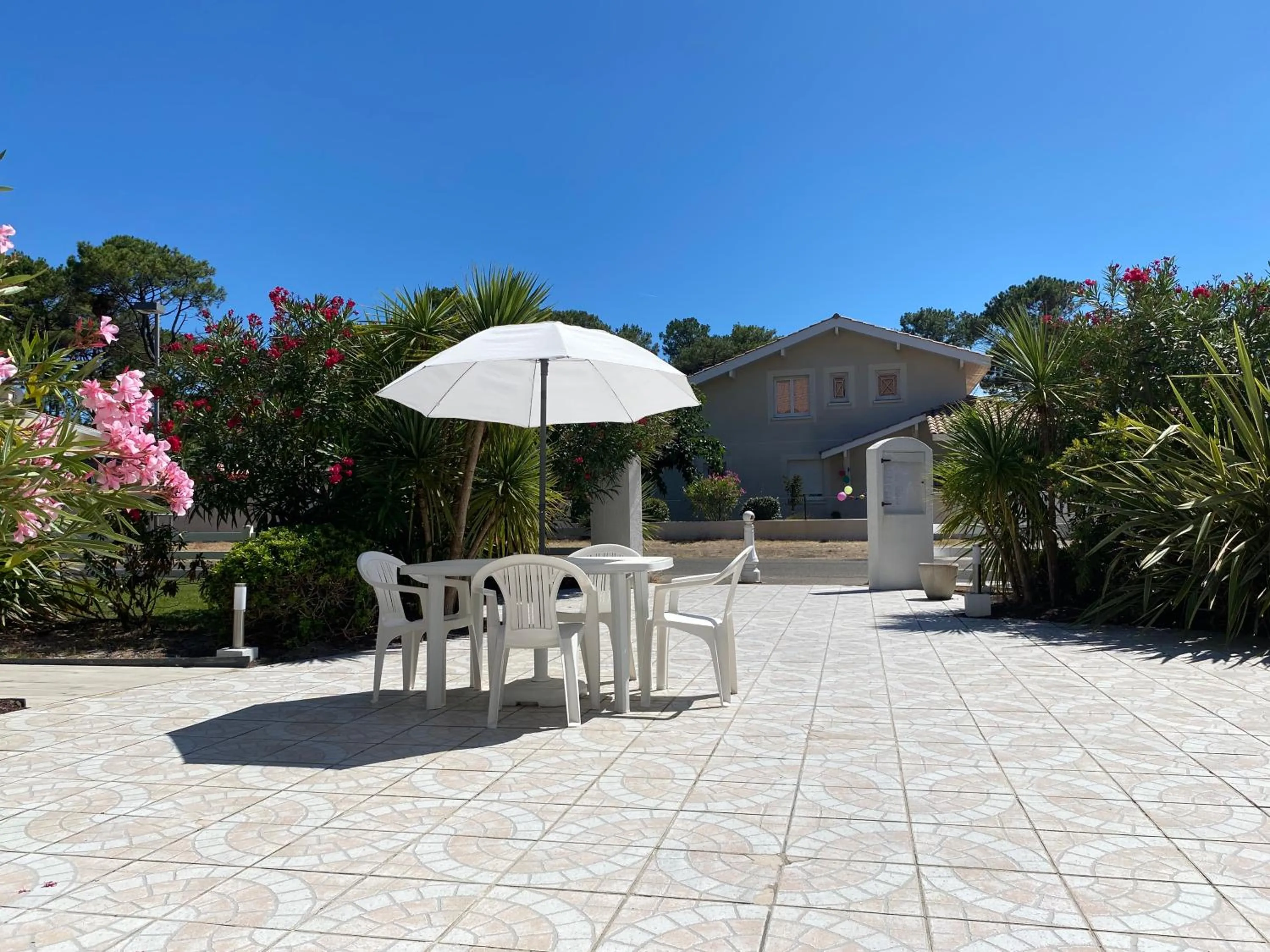 Property building in Les Vagues Hôtel Restaurant