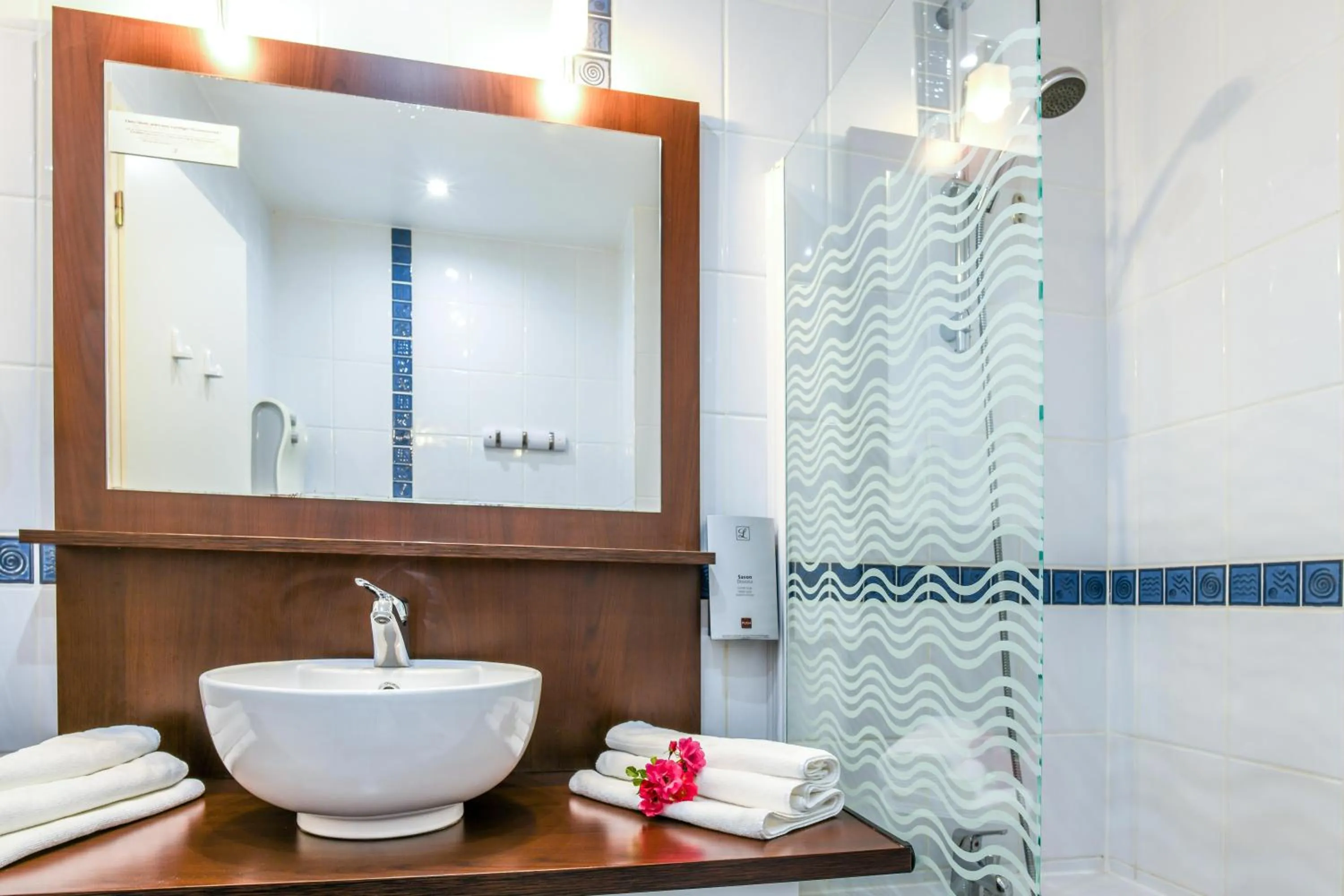 Shower in Les Vagues Hôtel Restaurant