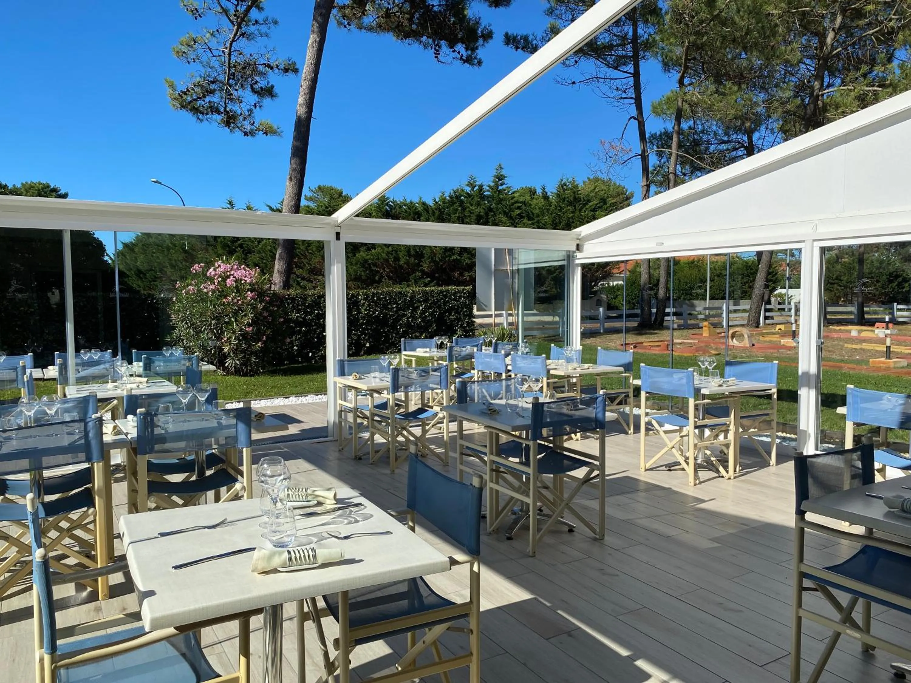 Restaurant/places to eat in Les Vagues Hôtel Restaurant