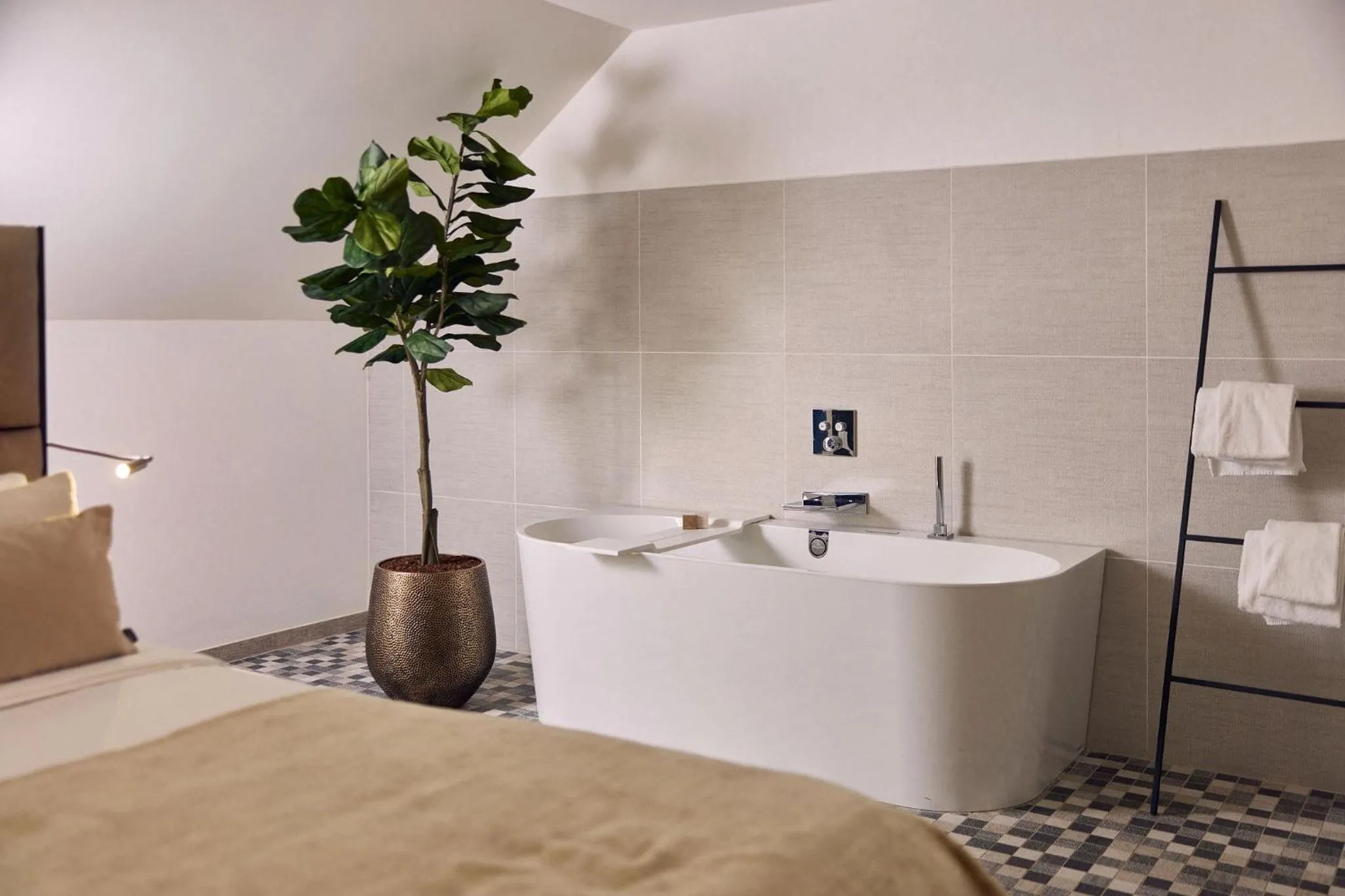 Bath, Bed in Van der Valk Hotel Mechelen