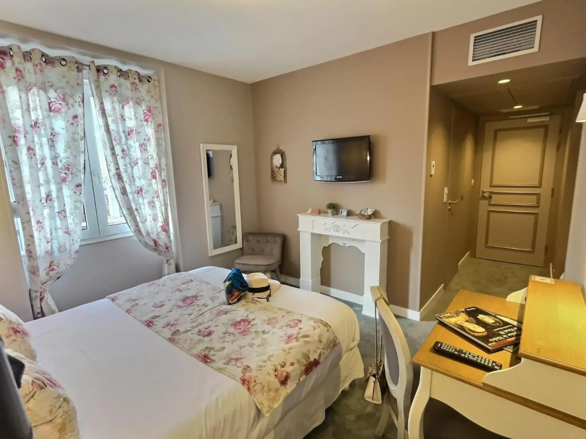 Classic Double Room on upper floors in Logis Hôtel du Cygne Classic Double Room on upper floors in Logis Hôtel du Cygne