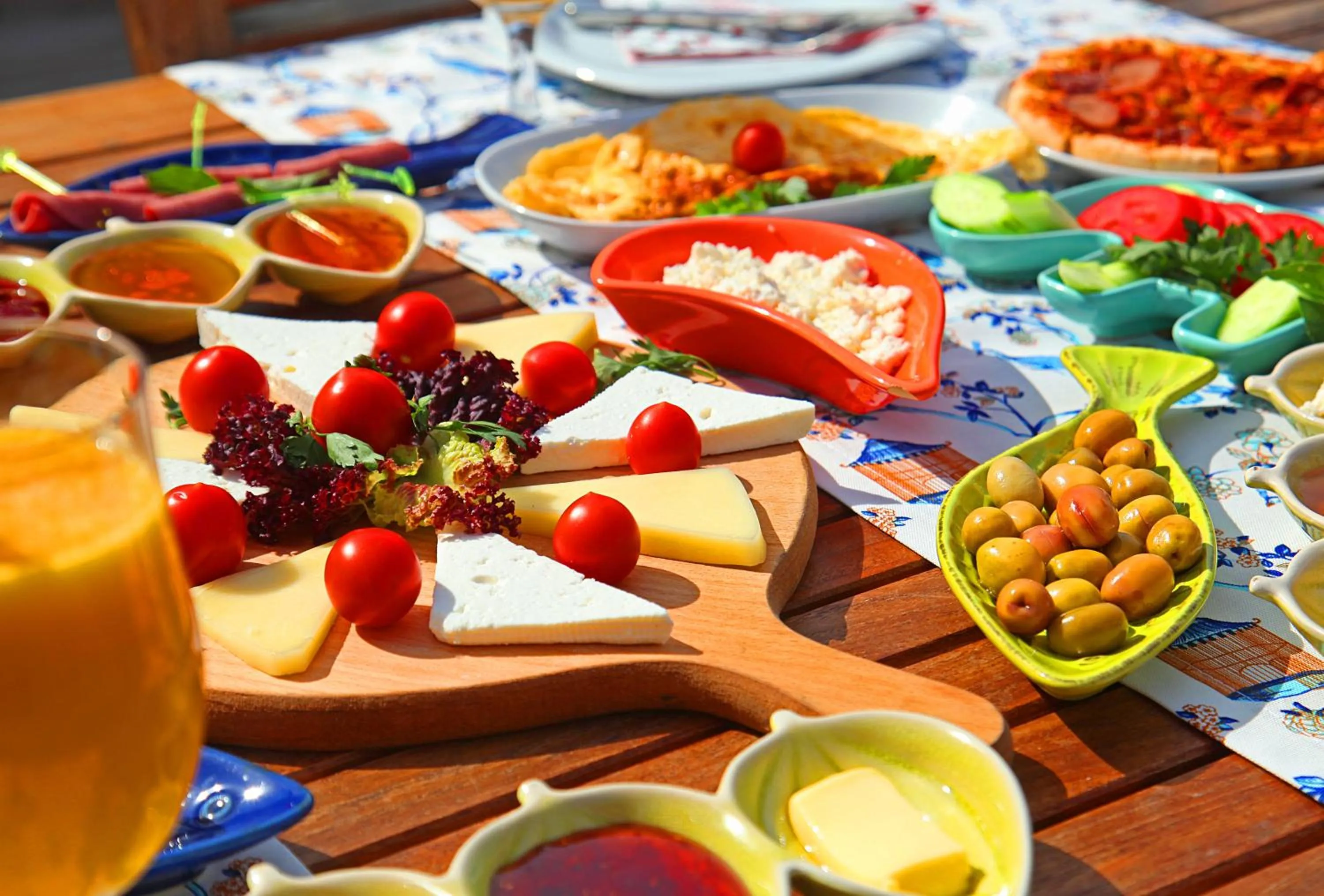 Restaurant/places to eat in Kemerlihan Deluxe Hotel