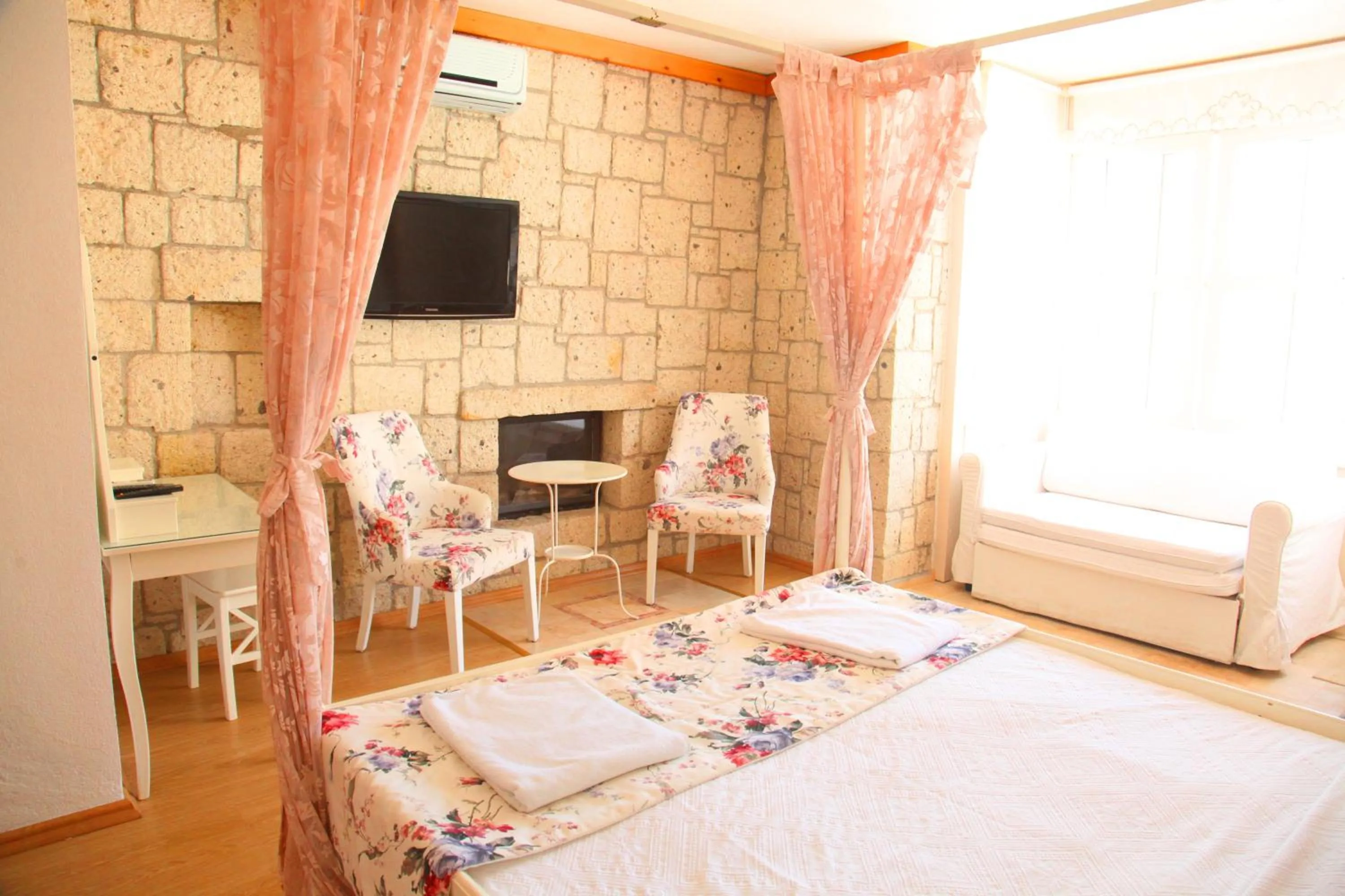 Bed in Kemerlihan Deluxe Hotel