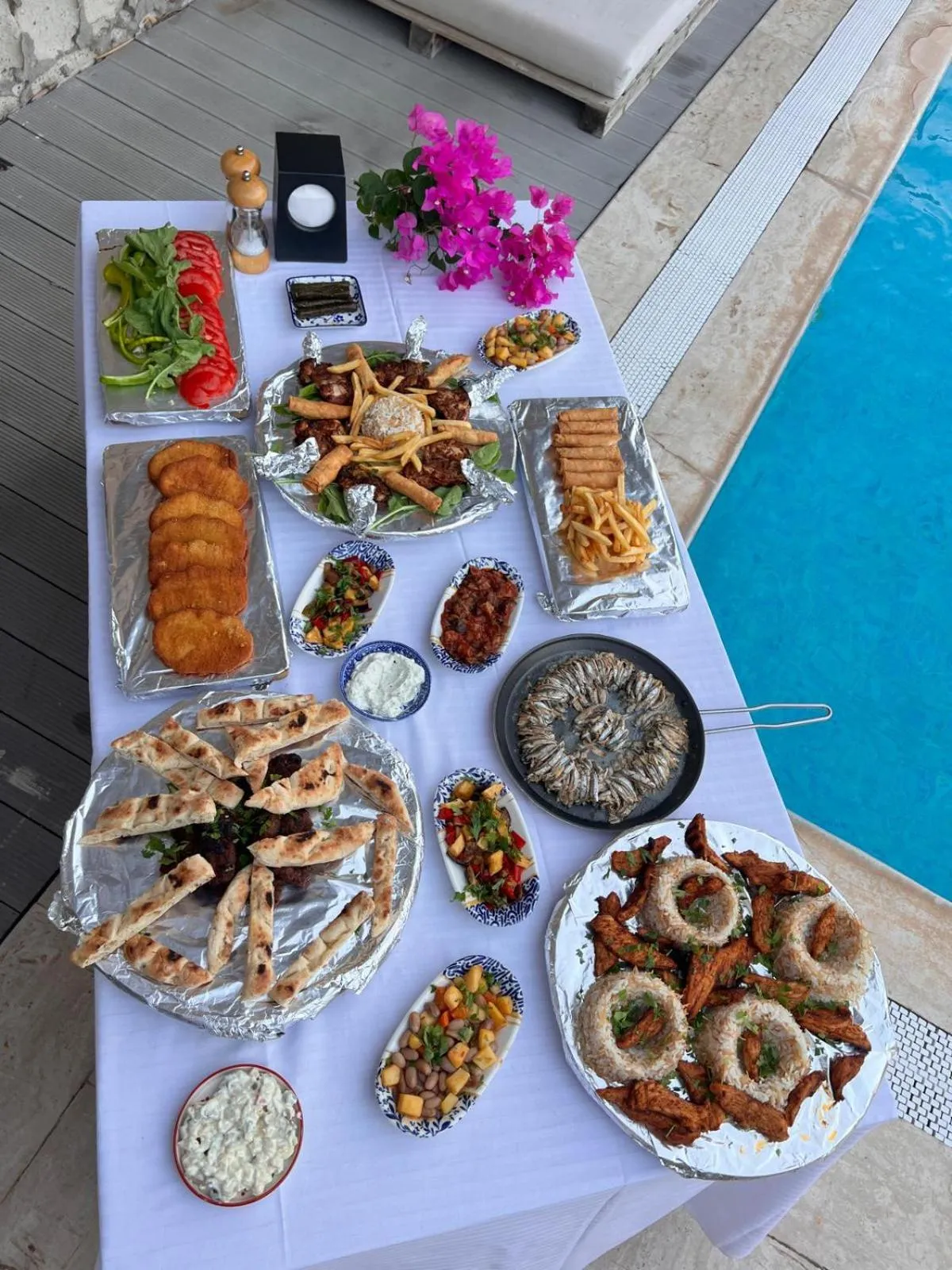 Restaurant/places to eat in Kemerlihan Deluxe Hotel