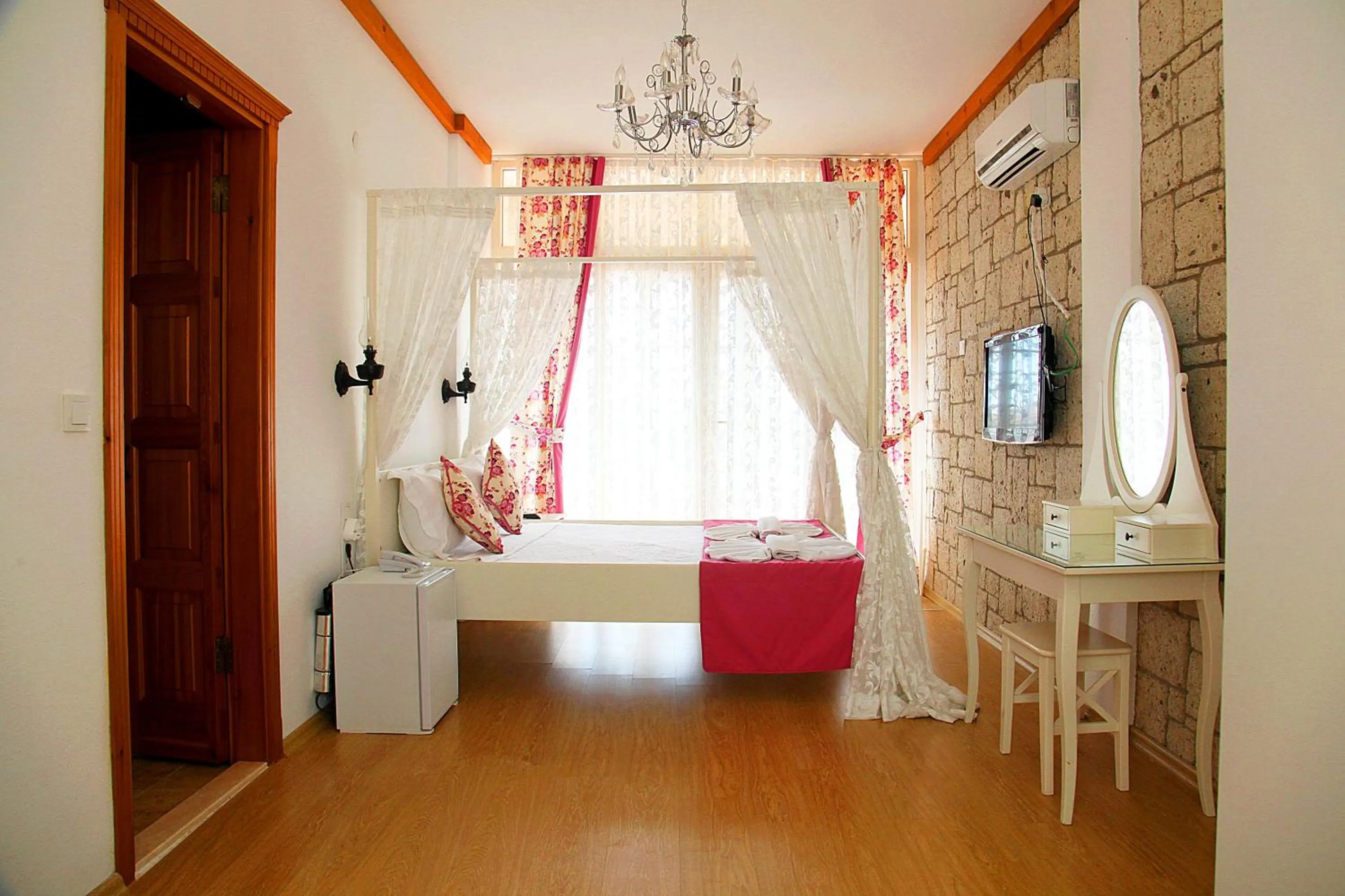 Bed in Kemerlihan Deluxe Hotel