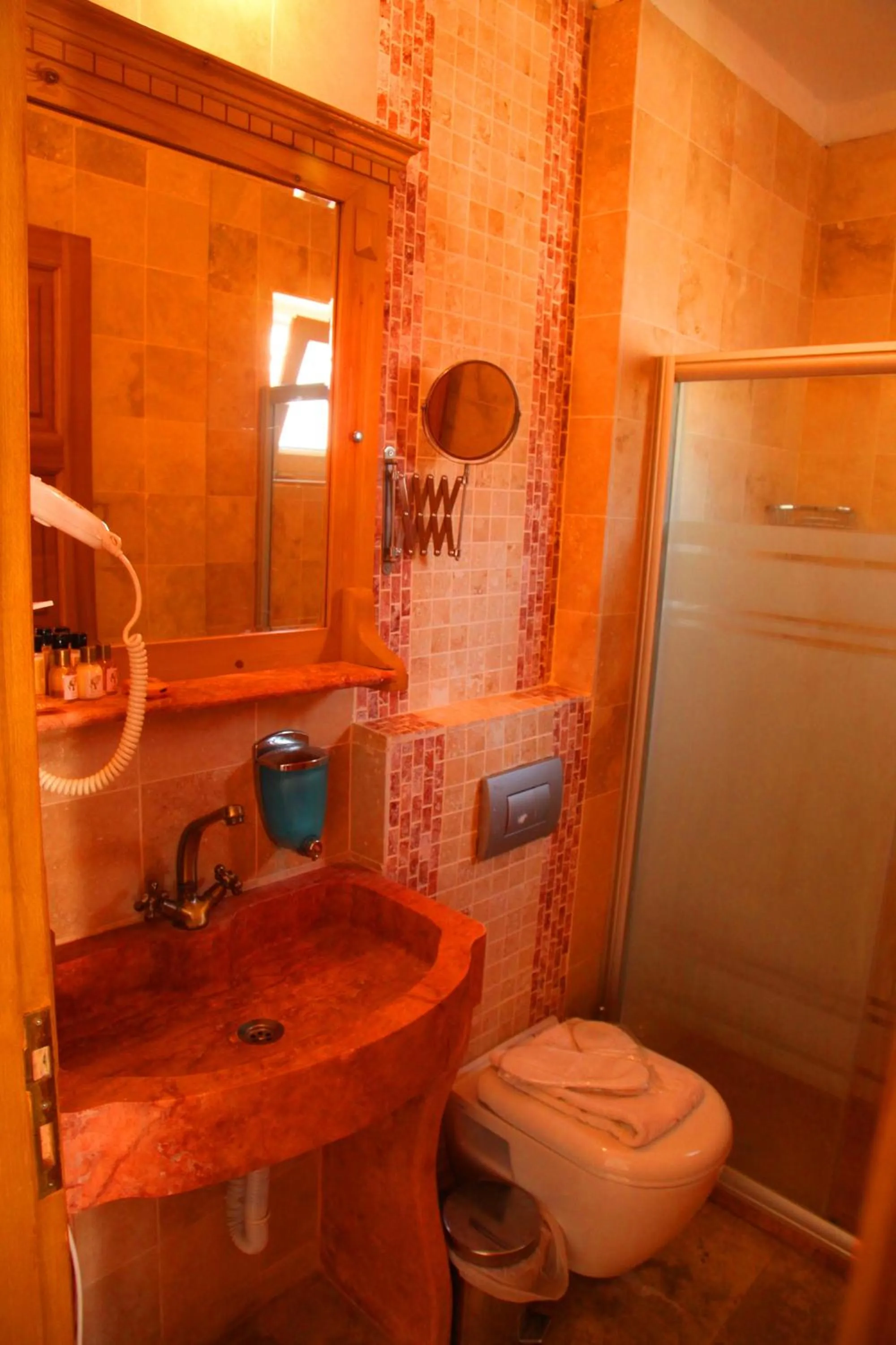 Shower in Kemerlihan Deluxe Hotel