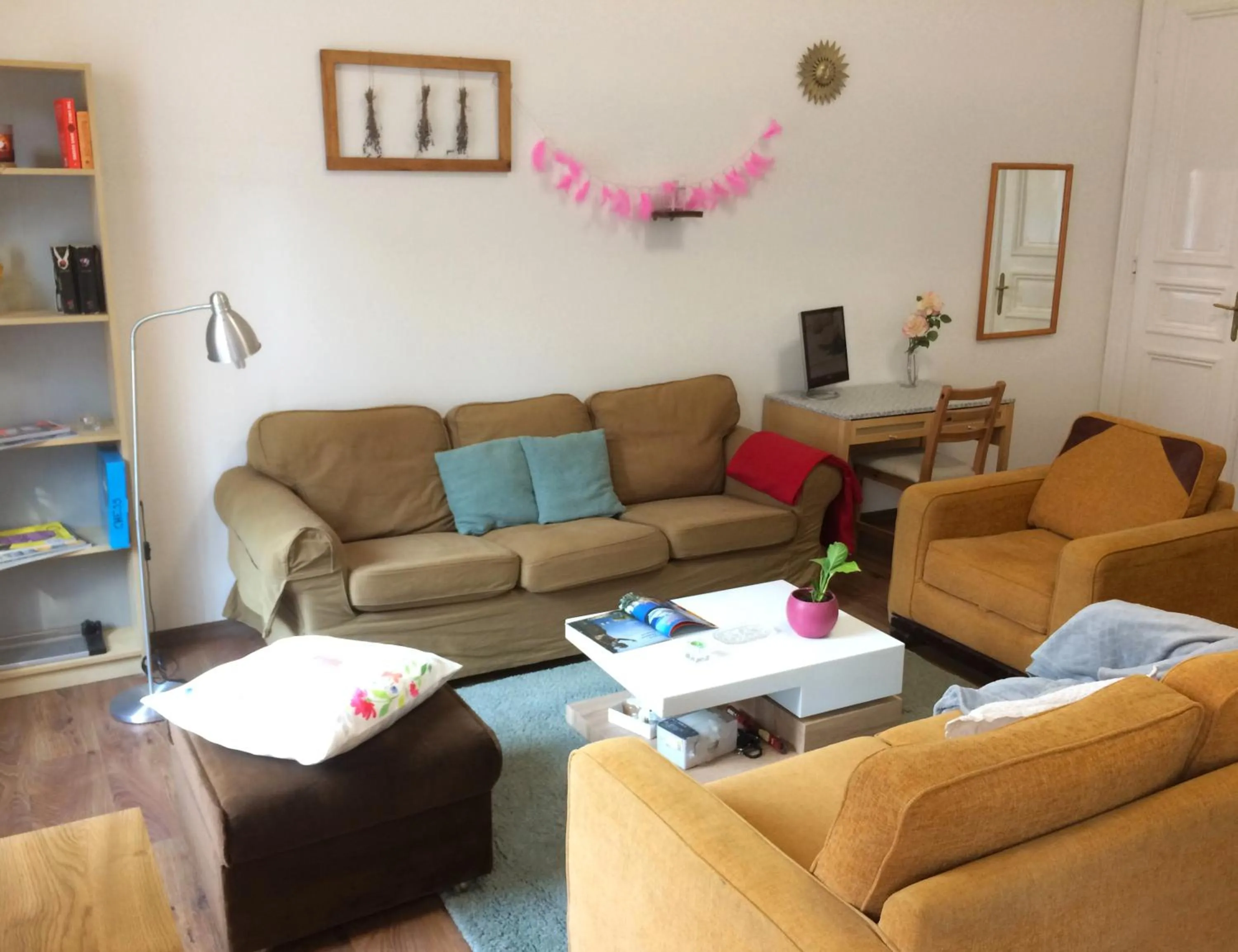 Communal lounge/ TV room in Zen Hostel by Central Market