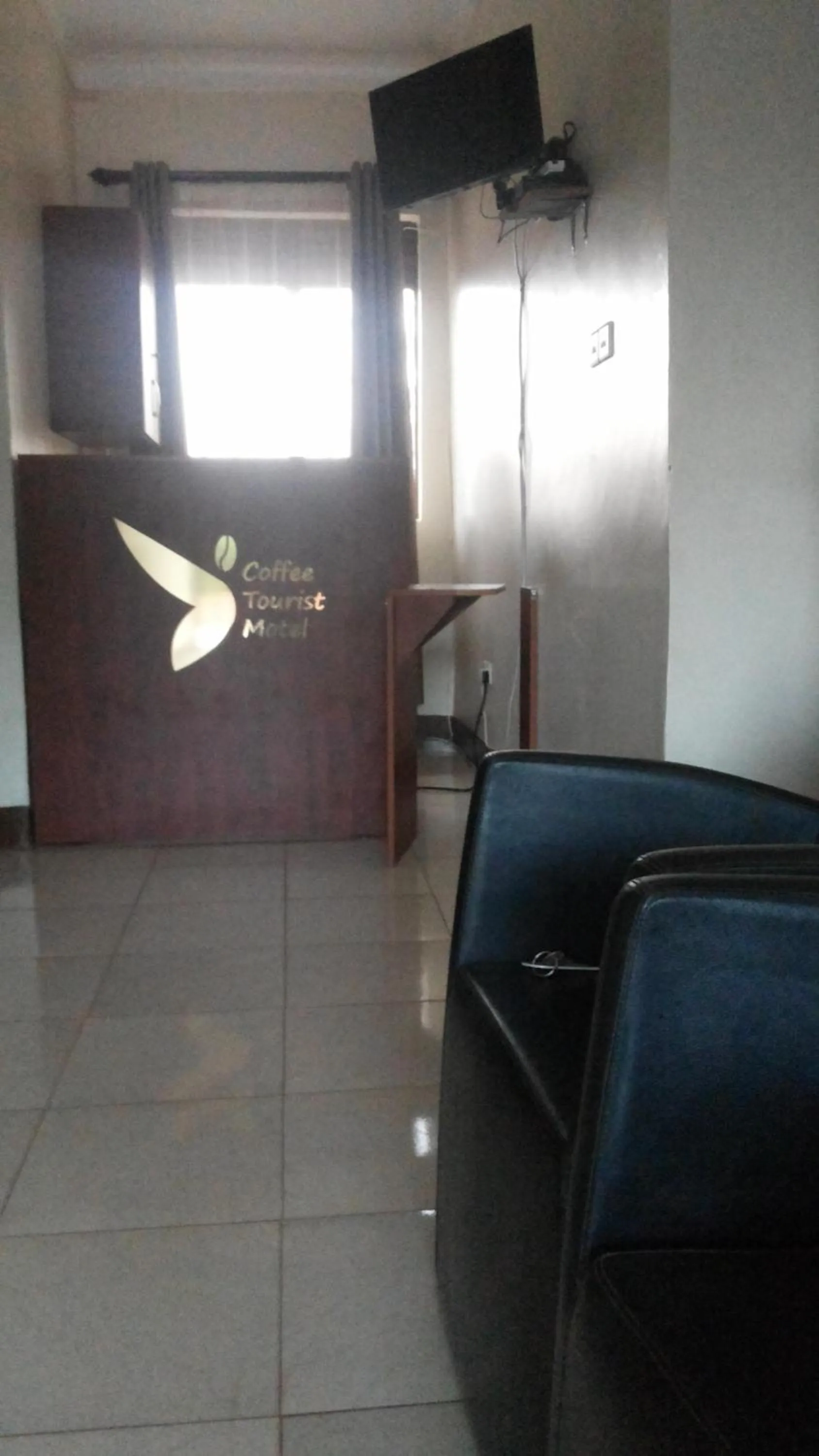 Communal lounge/ TV room in Coffee Tourist Motel