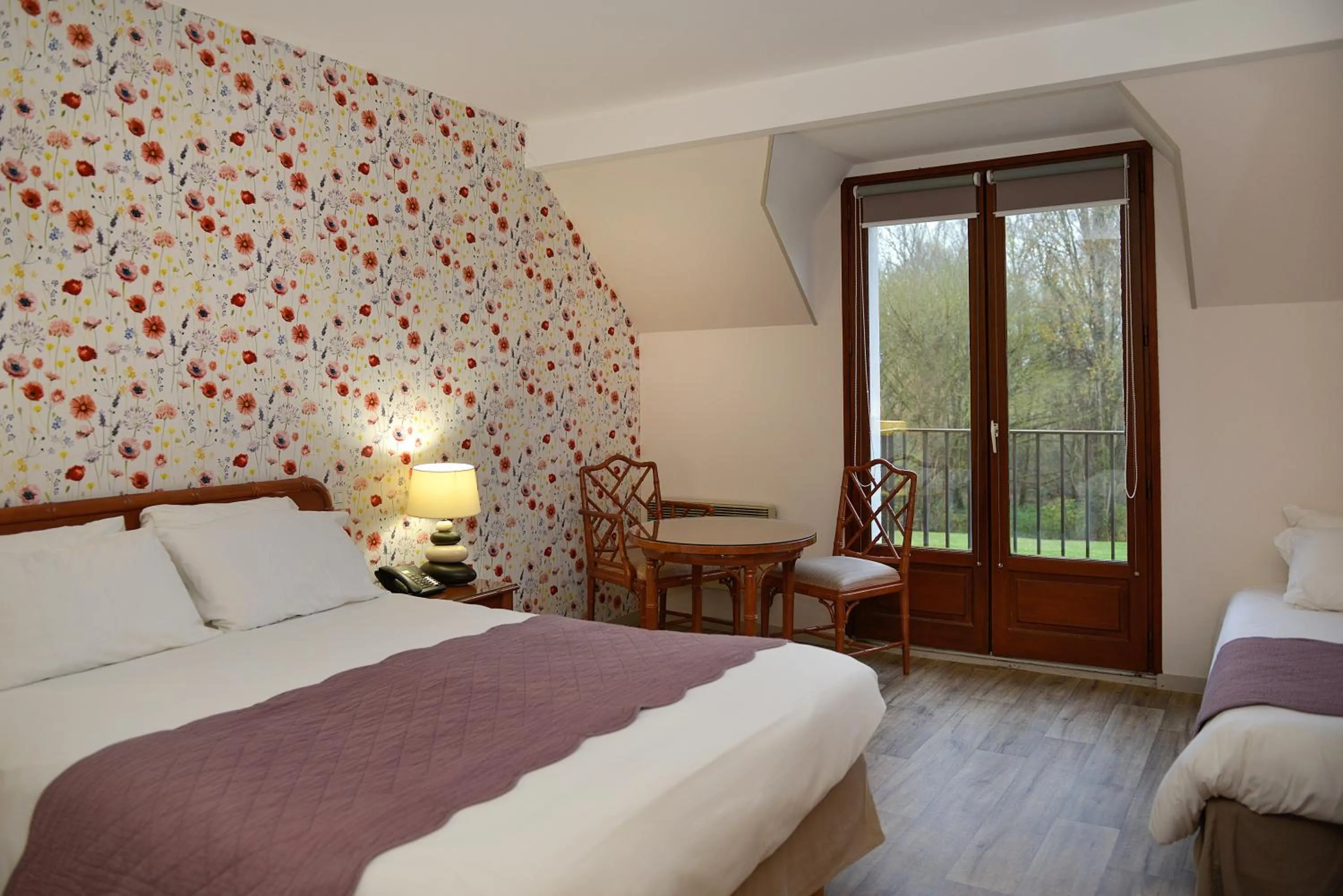 Photo of the whole room, Bed in Logis Le Relais De Pouilly