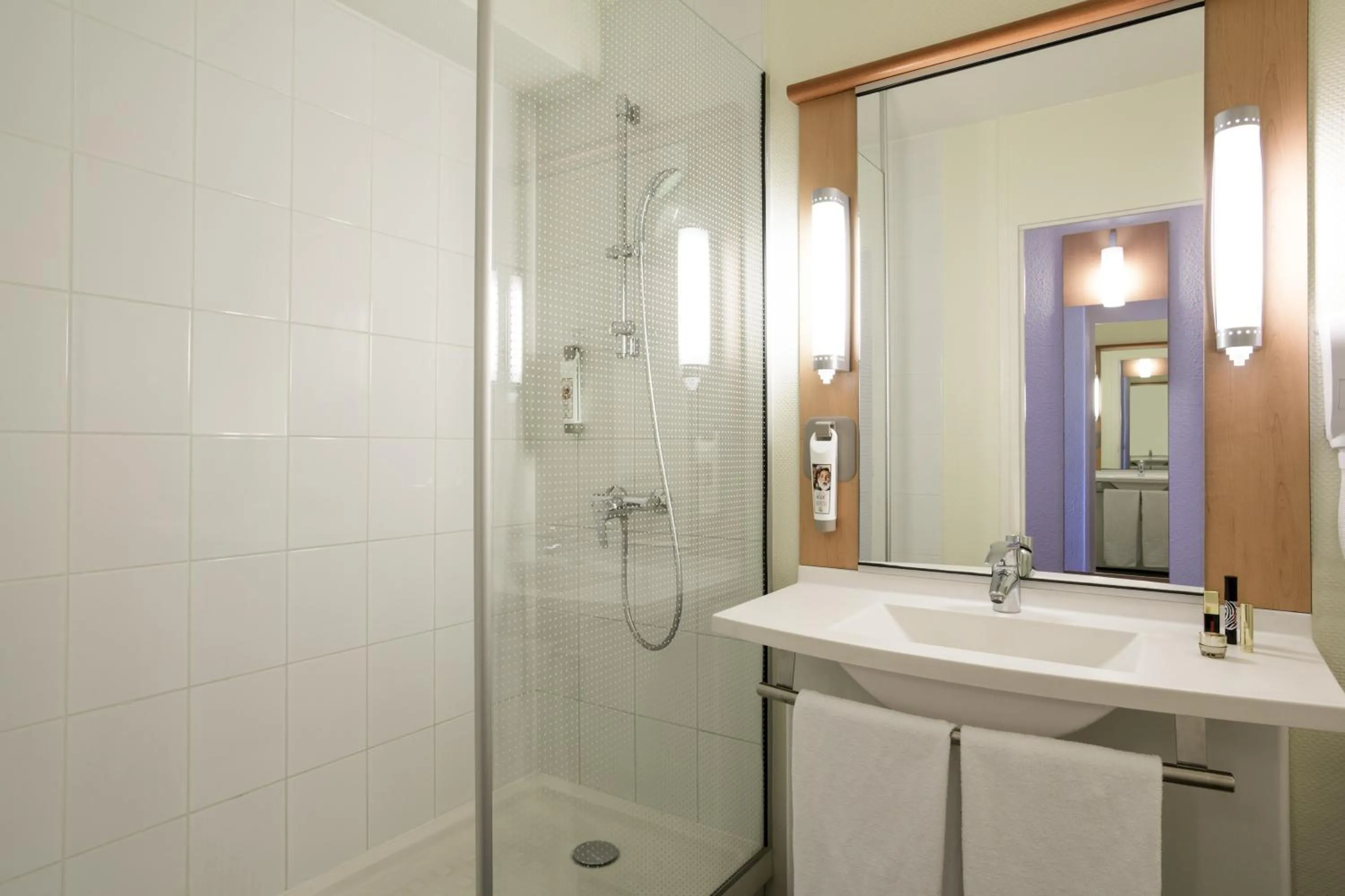 Shower in ibis Paris Porte d'Italie