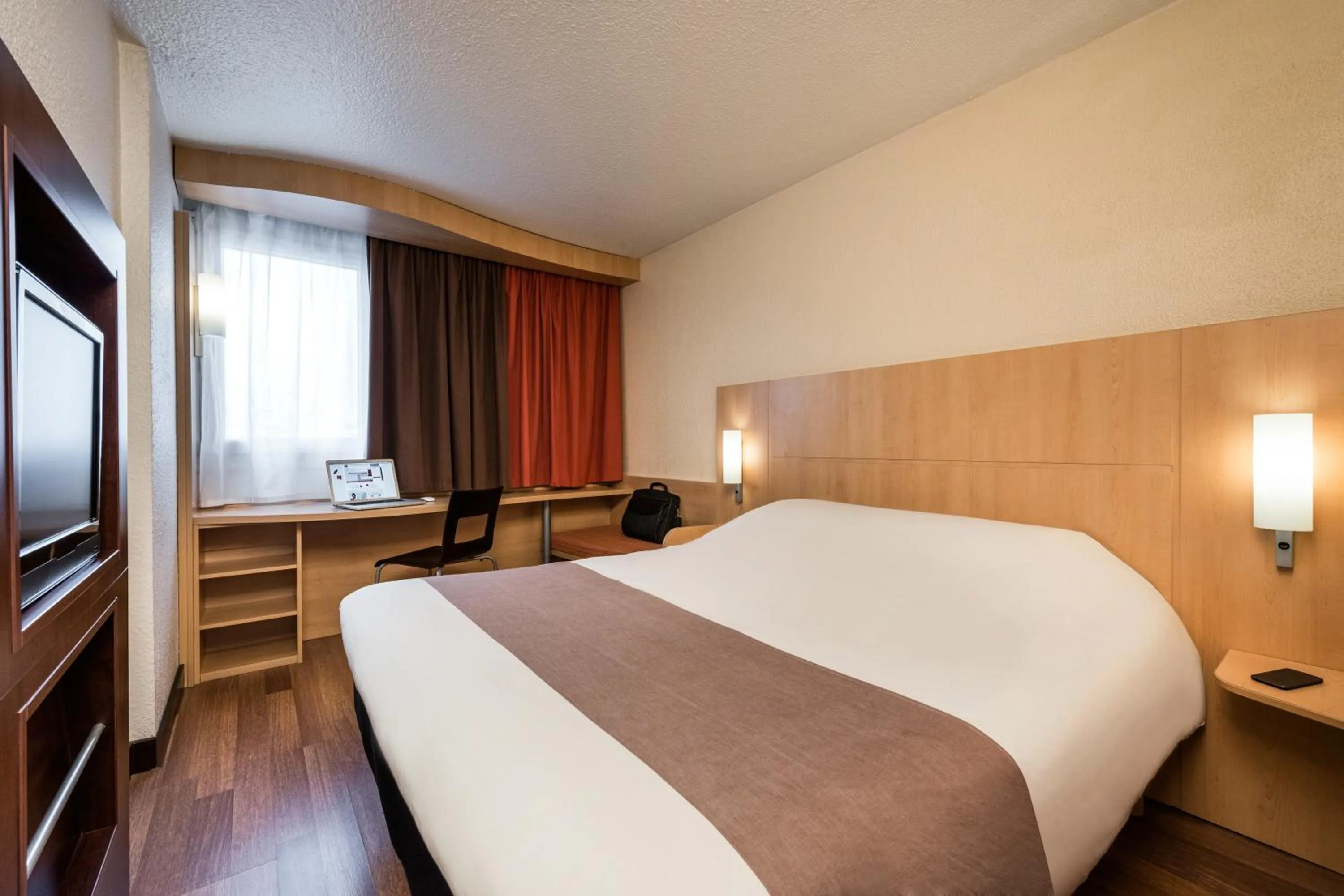 Photo of the whole room in ibis Paris Porte de Bagnolet