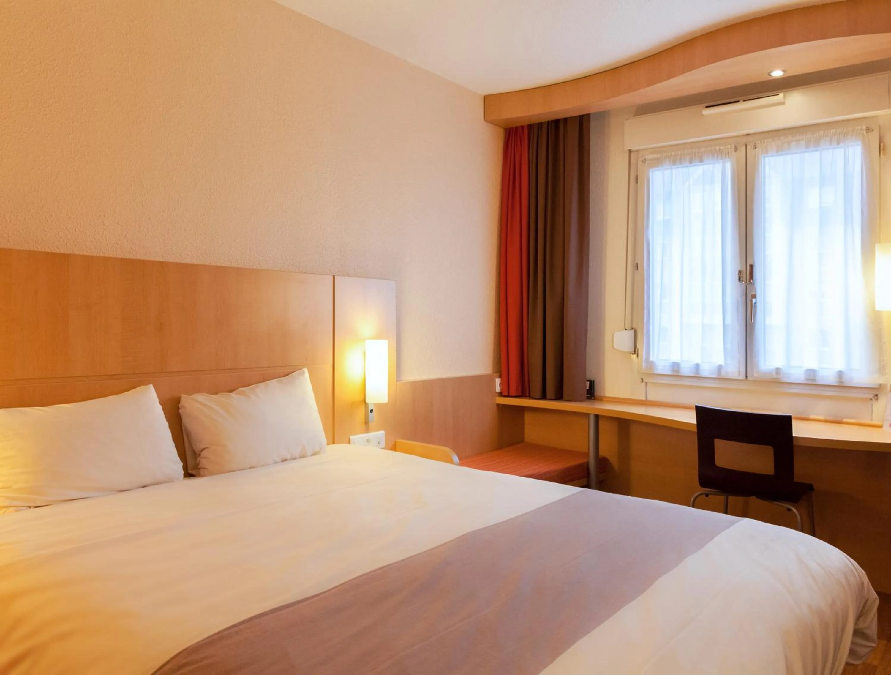 Photo of the whole room in ibis Paris Porte de Bagnolet