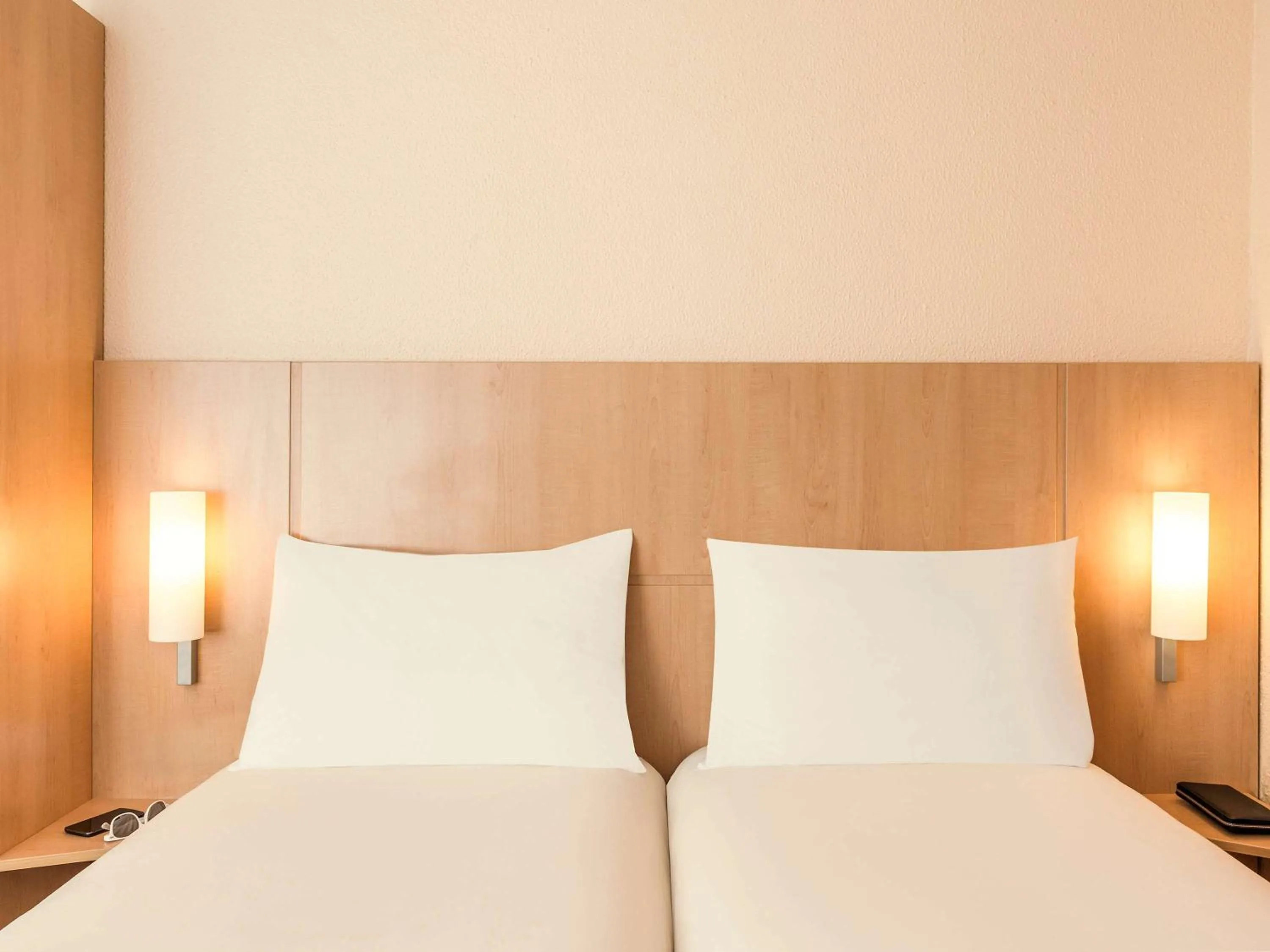 Photo of the whole room in ibis Paris Porte de Bagnolet