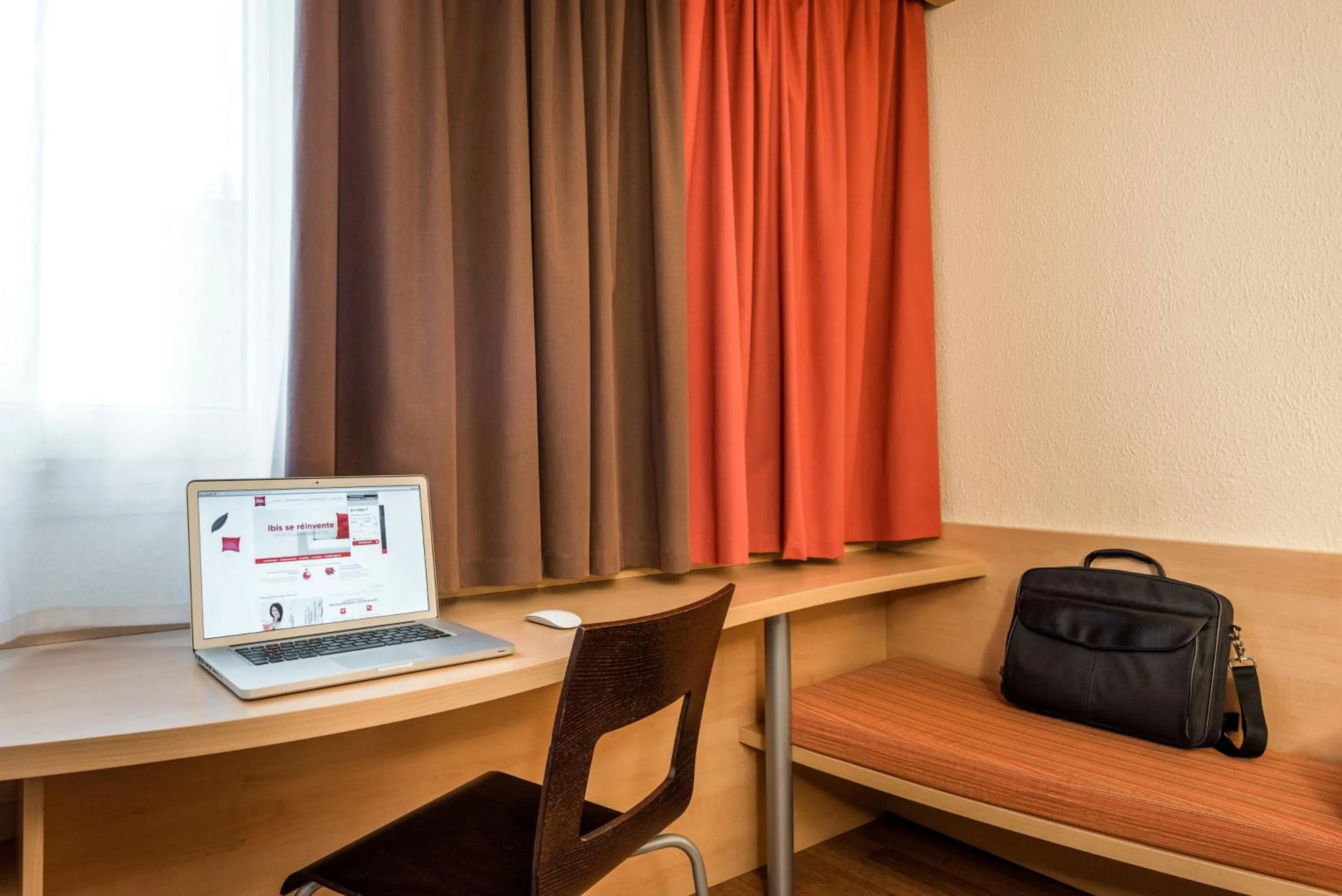 Seating area, TV/Entertainment Center in ibis Paris Porte de Bagnolet