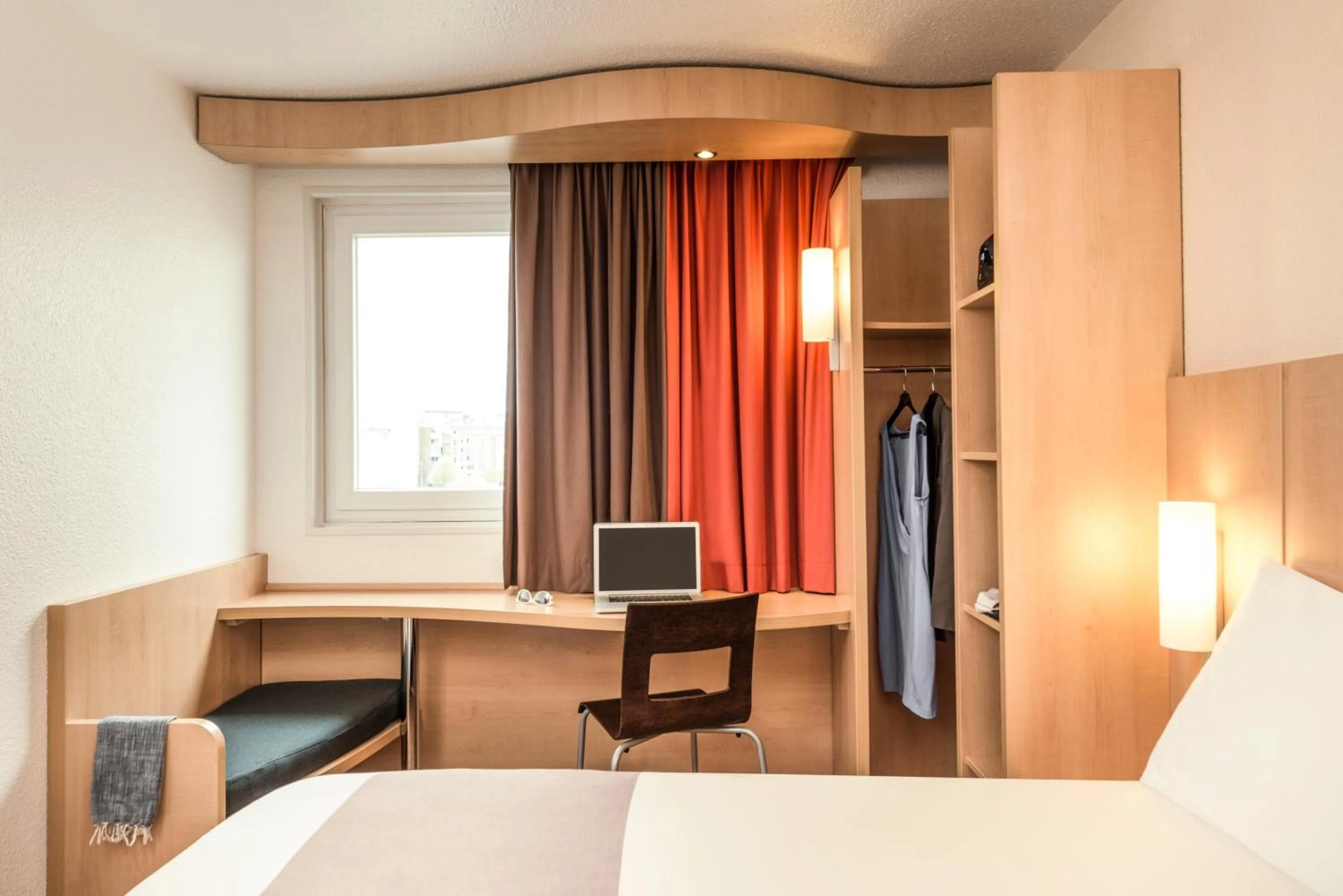 Bed, TV/Entertainment Center in ibis Paris Porte de Bagnolet
