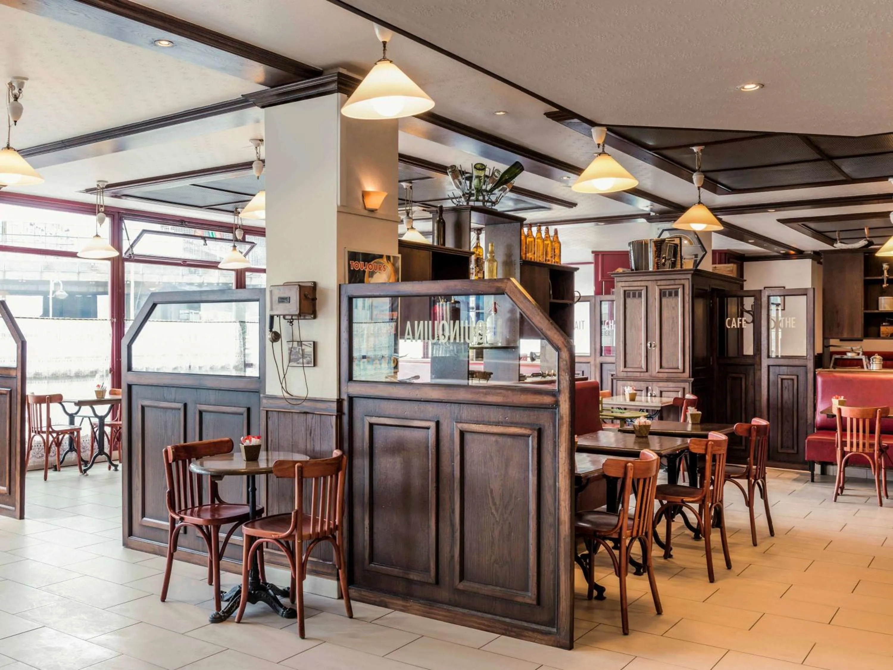 Restaurant/Places to Eat in ibis Paris Porte de Bagnolet