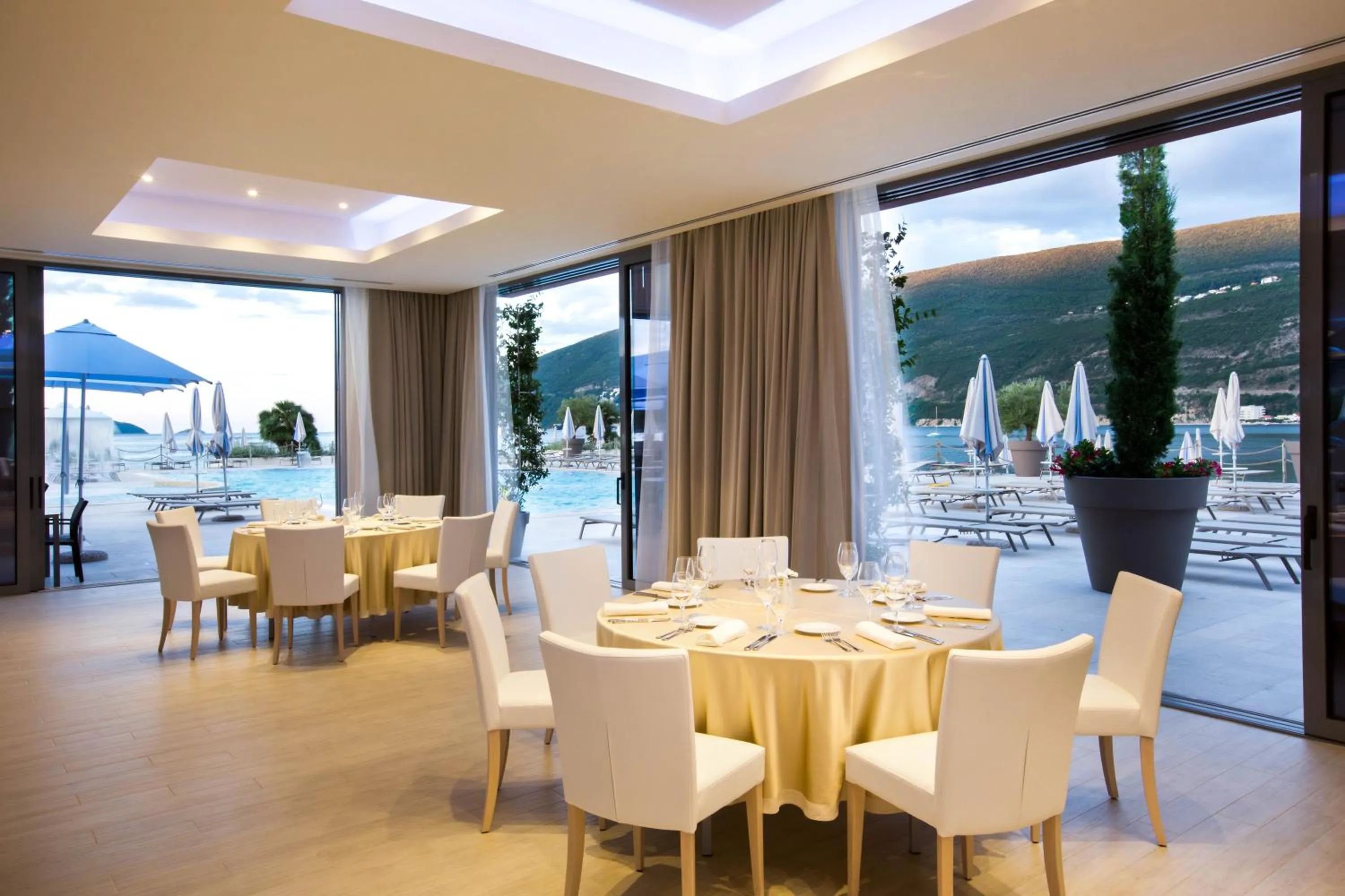 Restaurant/places to eat in Palmon Bay Hotel & Spa