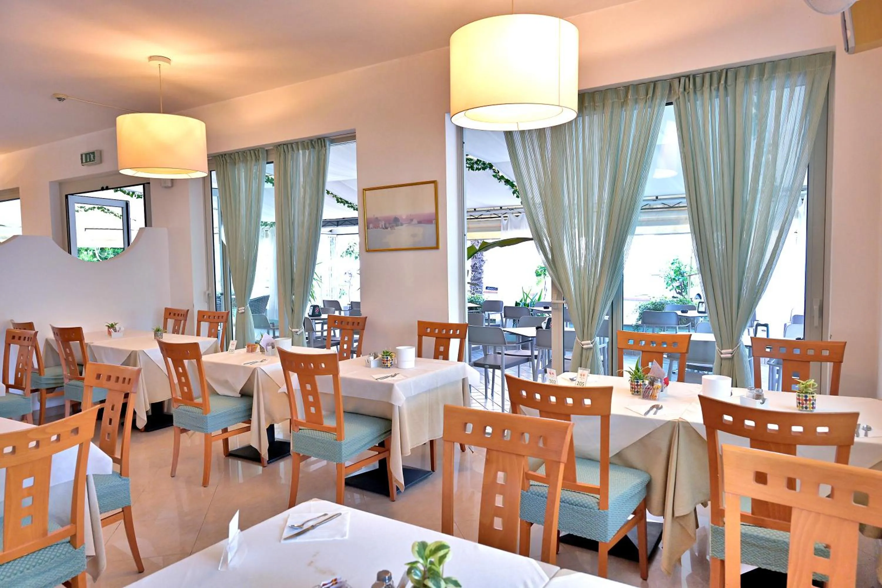 Restaurant/places to eat in Hotel Itta