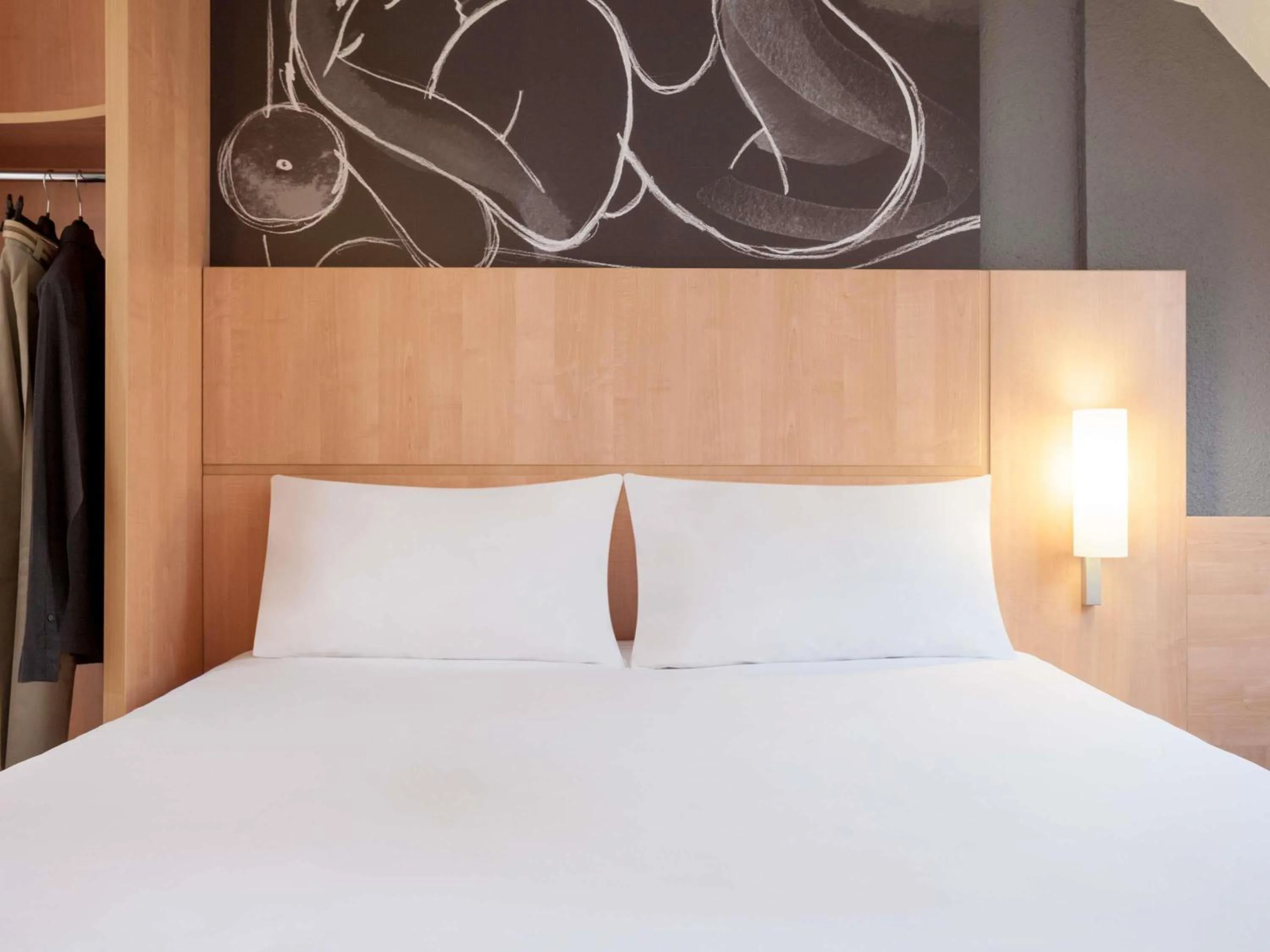 Bedroom, Bed in ibis Maine Montparnasse