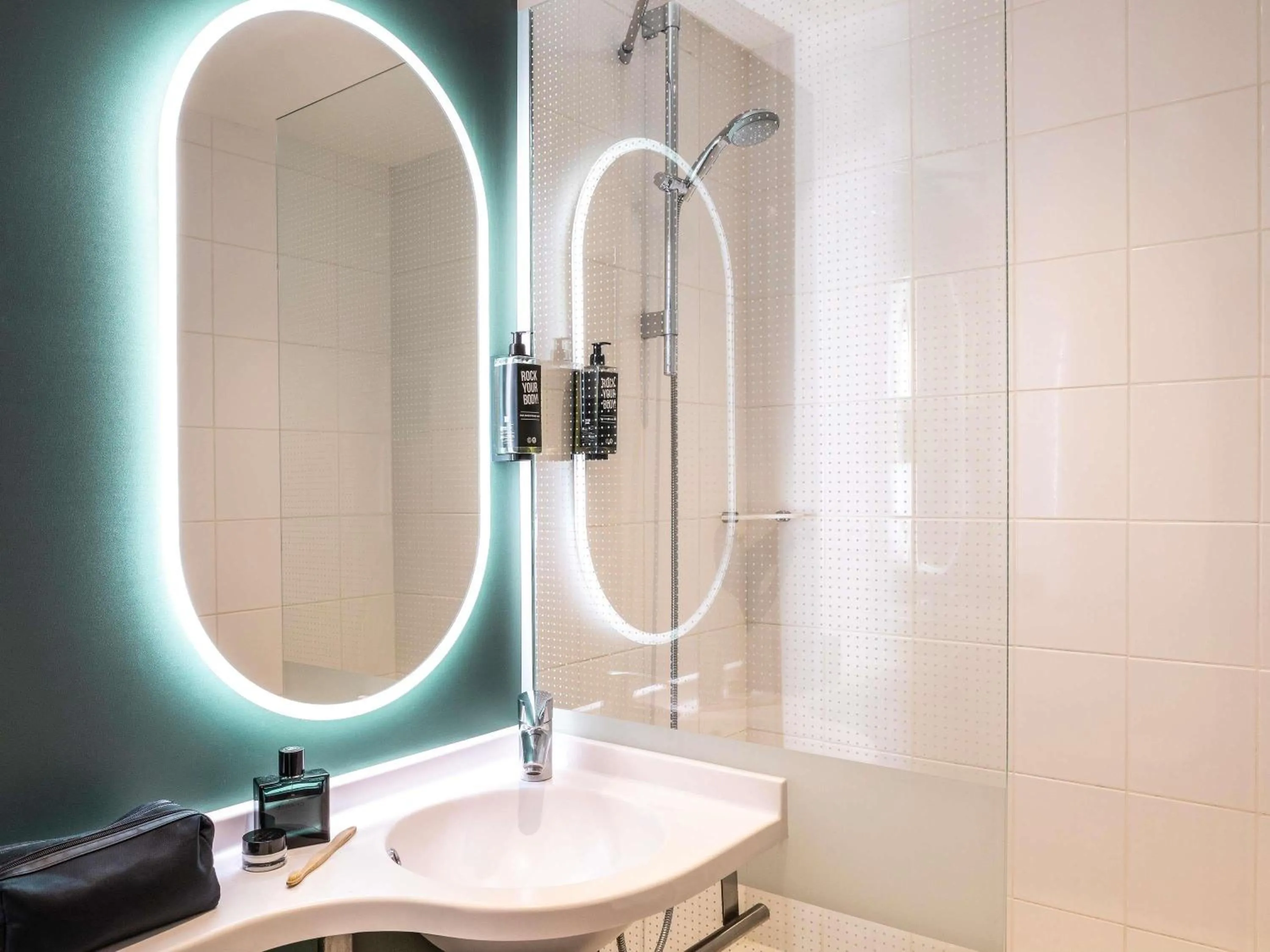 Bedroom in ibis Maine Montparnasse