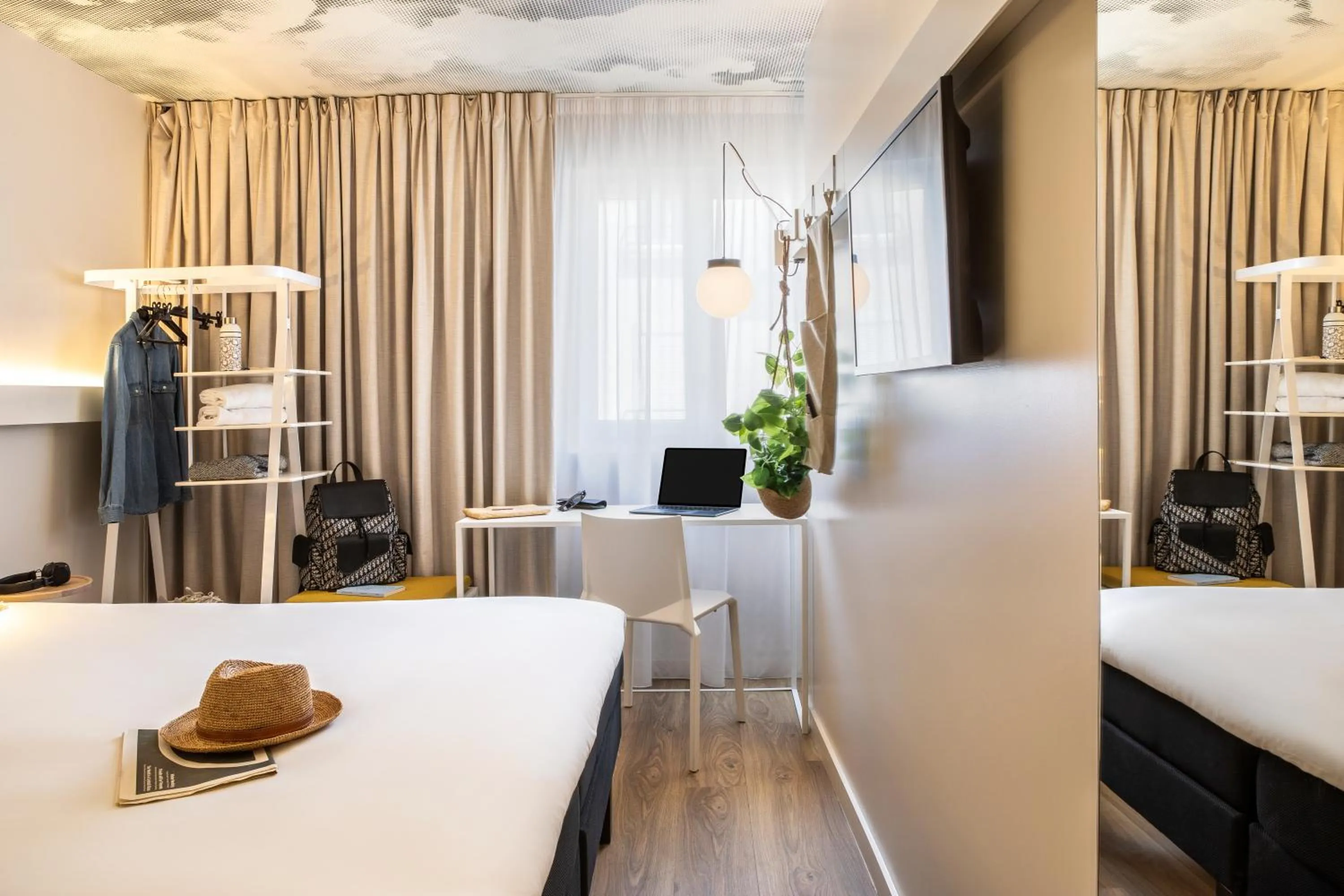 Bedroom, Bed in ibis Maine Montparnasse