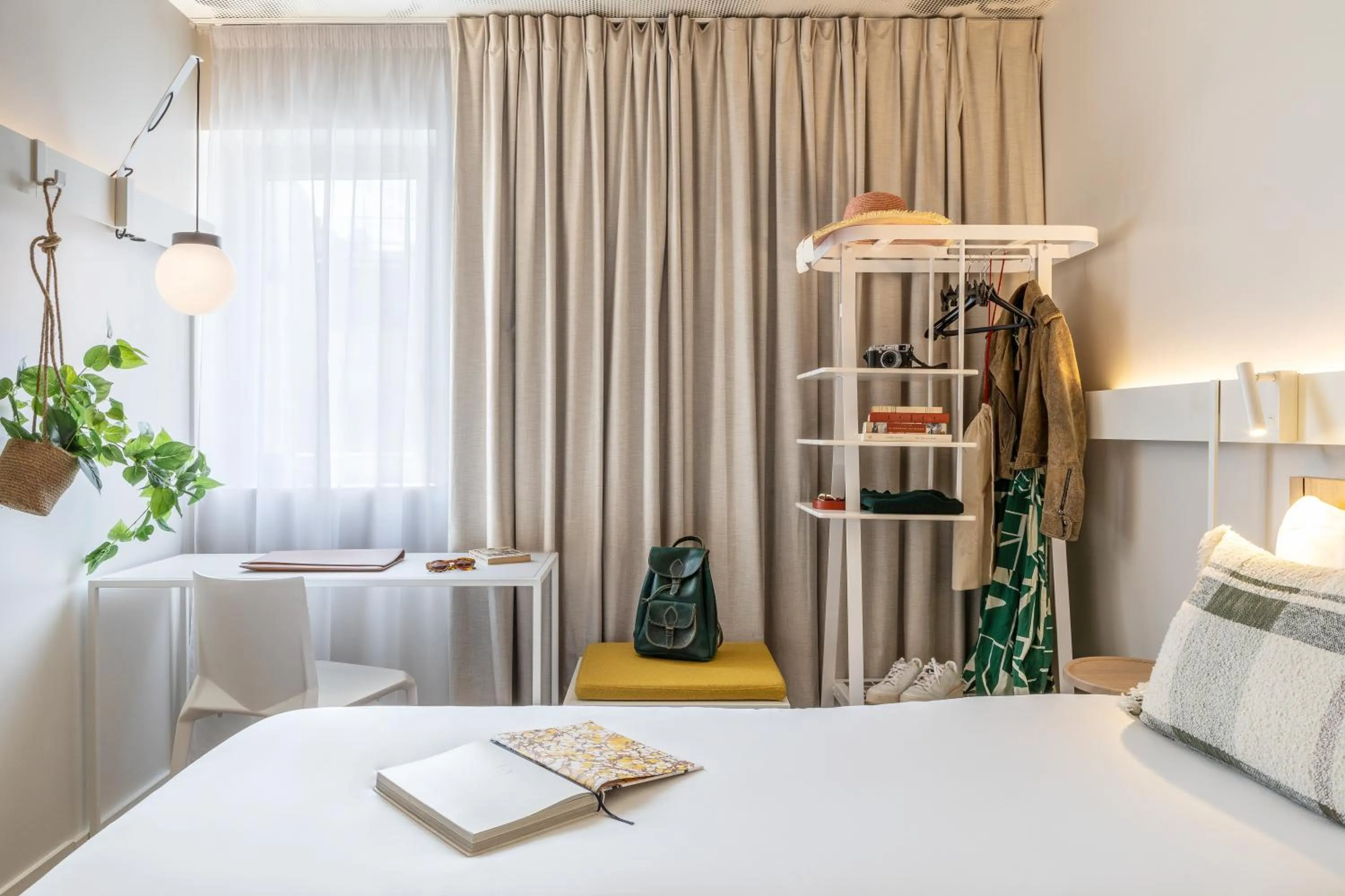 Bedroom, Bed in ibis Maine Montparnasse