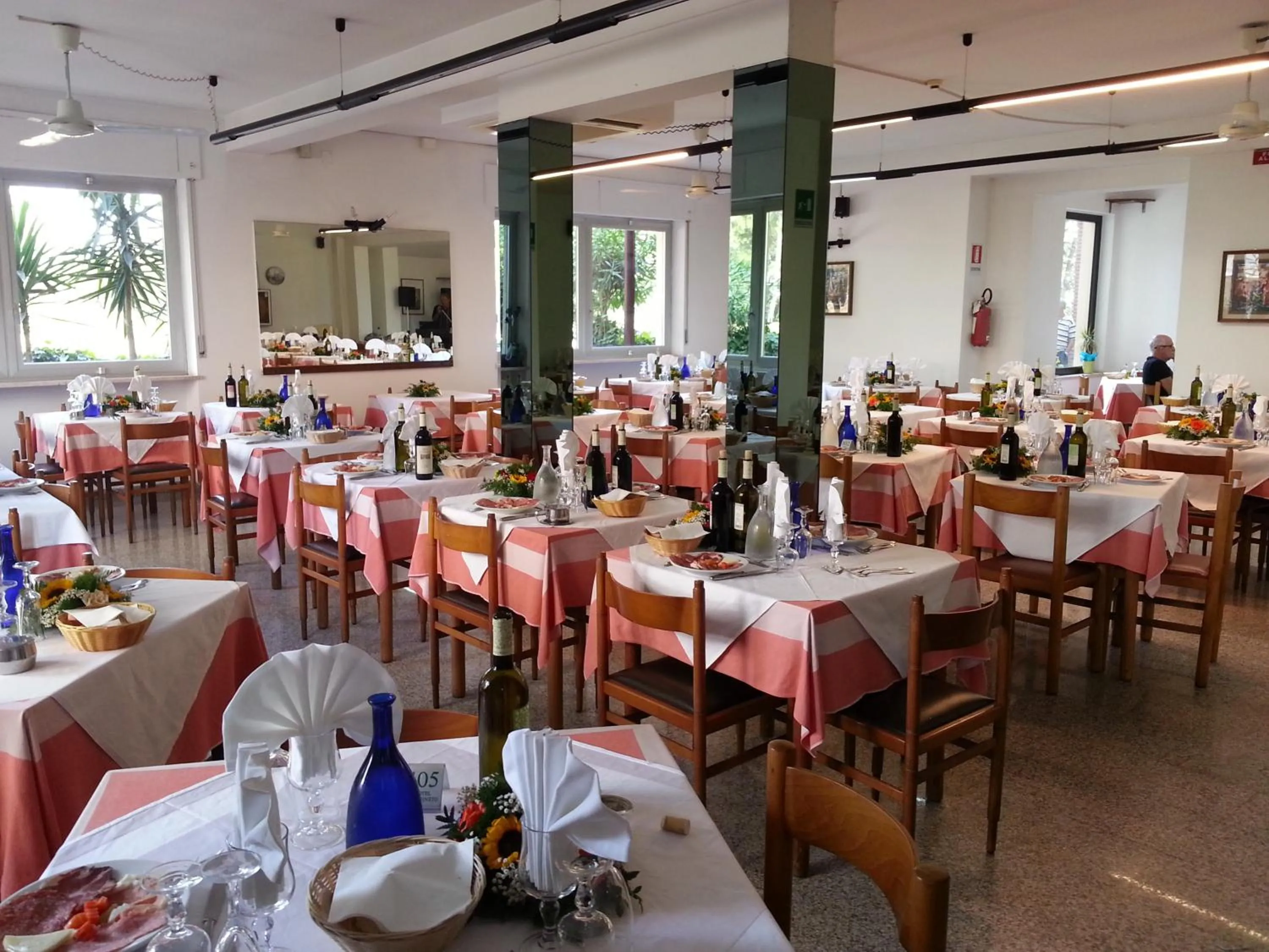 Restaurant/places to eat in Hotel Nel Pineto